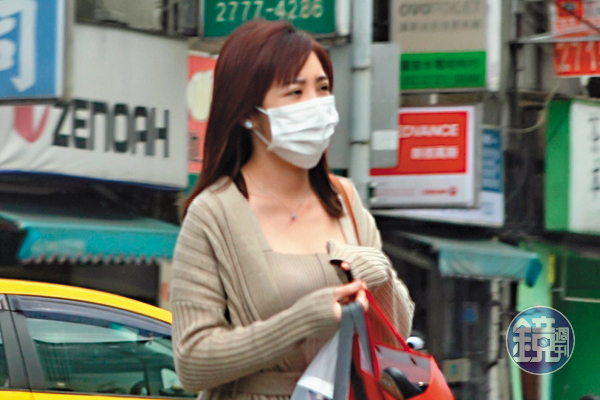 黃若薇從泰國返台後轉為低調,下車到公司短短幾步路的距離也戴著口罩。