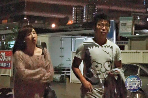 黃若薇與賓士黑騎士開車來到市民大道上的火鍋店共享晚餐。