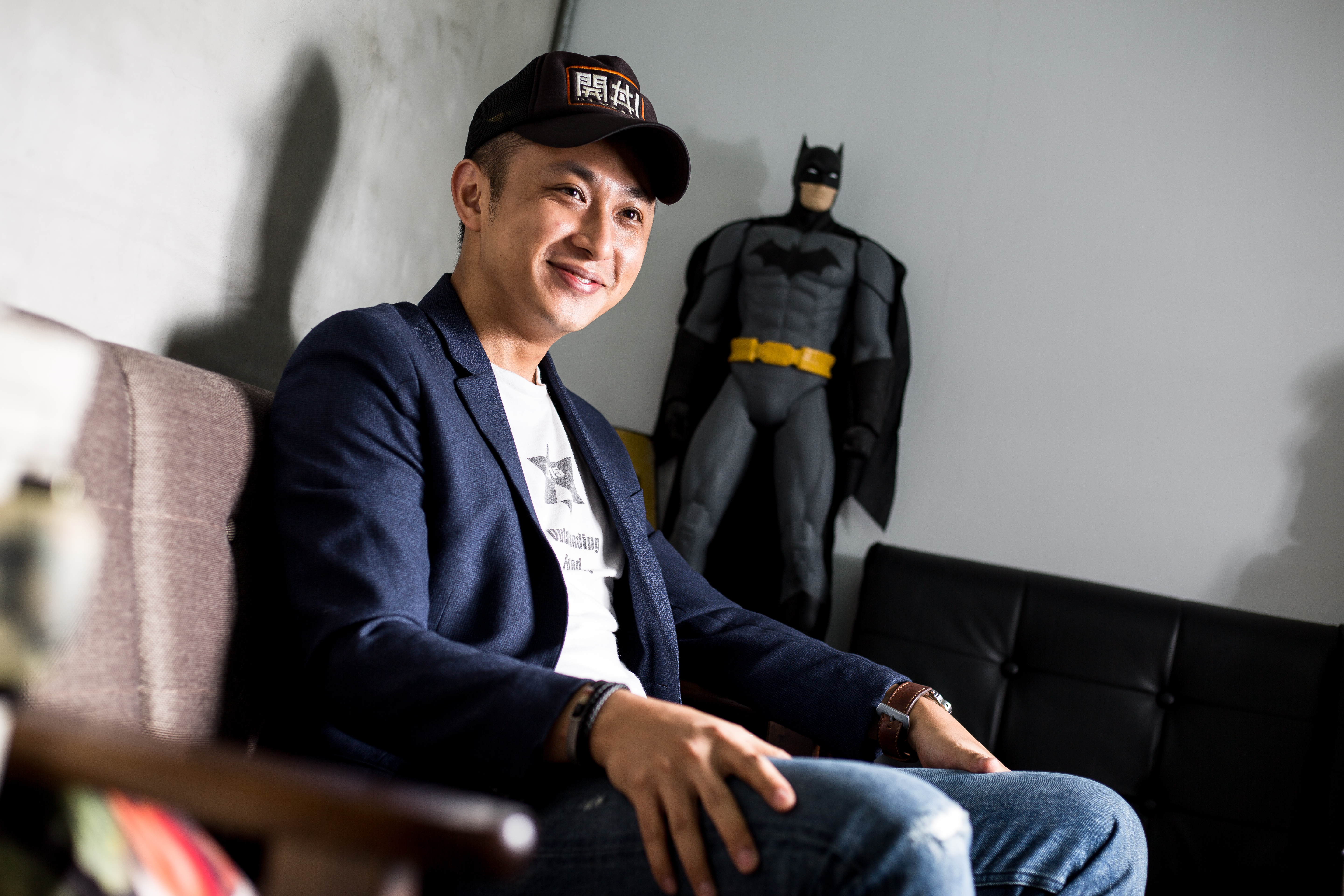 辦公室裡擺滿蝙蝠俠的模型，楊哲瑋很欣賞蝙蝠俠雖沒有超能力，卻能憑自己能力，和其他英雄一起打擊怪物。