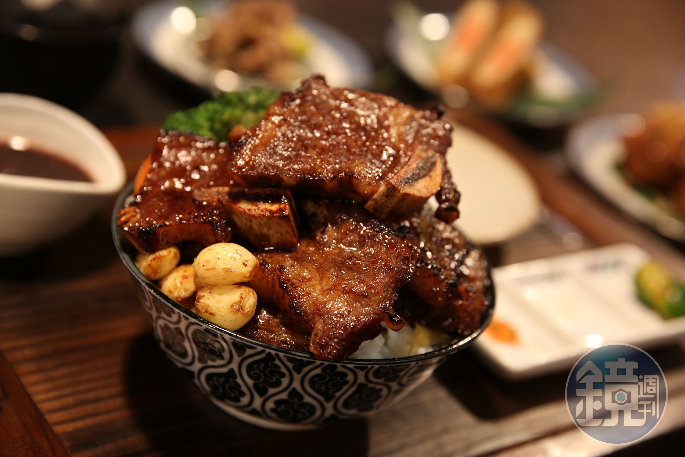  2014年開丼以牛肉其他部位推出各種燒肉丼，例如牛小排肉山丼，每塊厚切1.5公分，光肉量就佔320克。（450元）