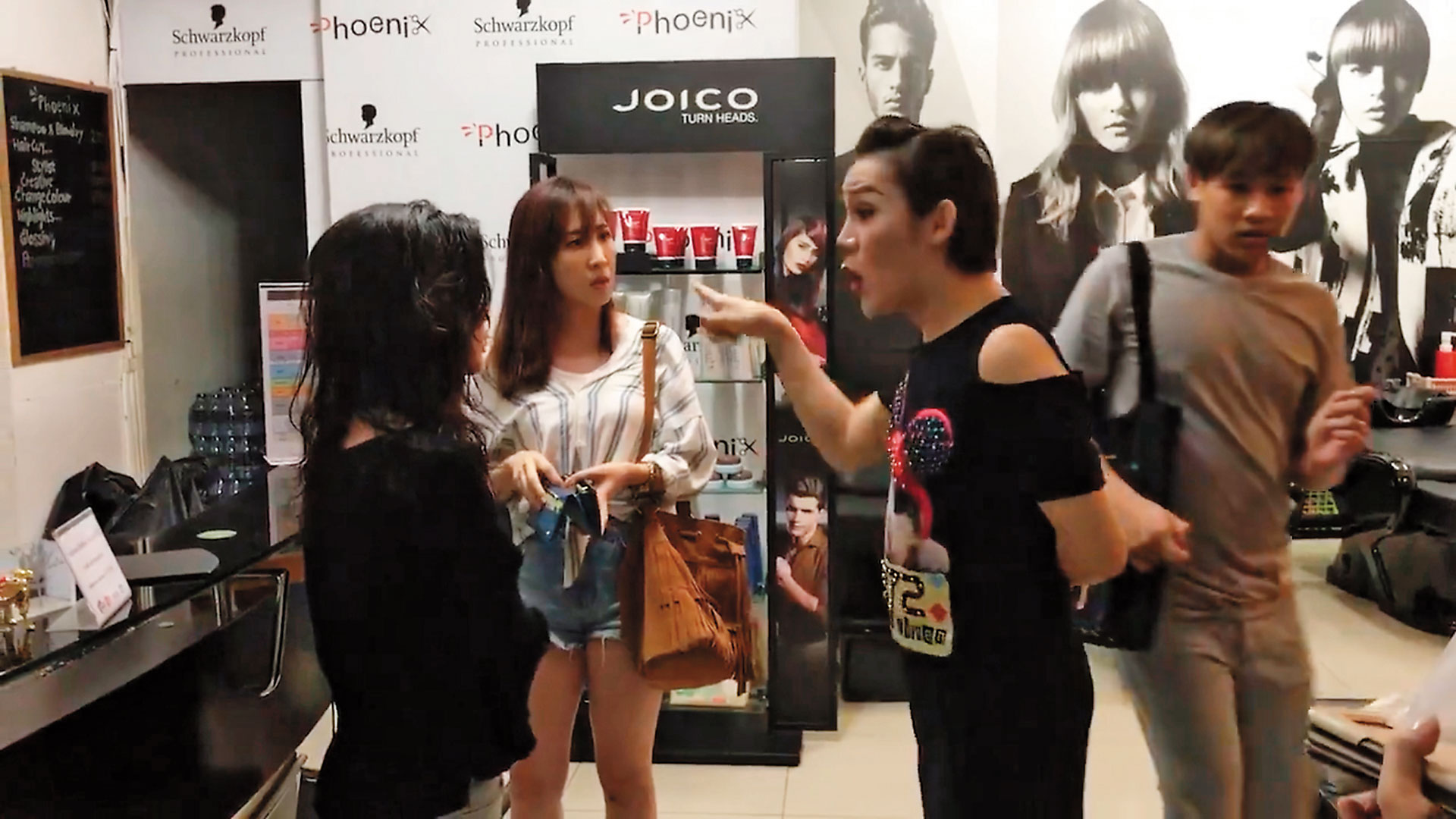 黃若薇上月中與友人赴泰旅遊，為了250泰銖與髮廊業者爭執，引起台泰網友圍剿。（翻攝髮廊老闆娘臉書）