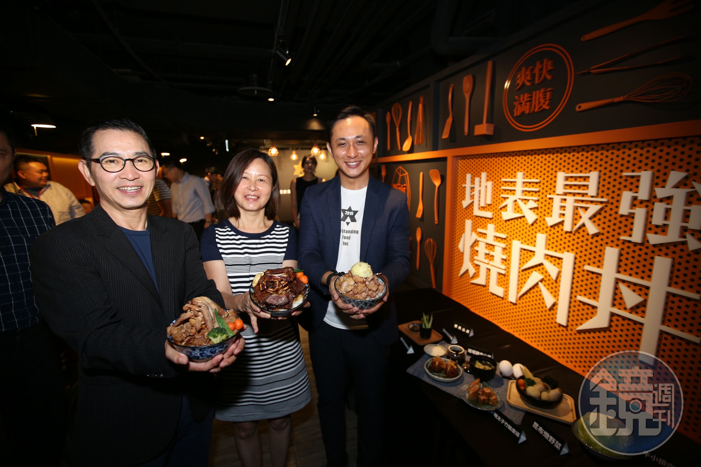 楊哲瑋（右）創業時，父親楊濟華（左）不只提供意見，媽媽廖惠清（中）還跟他到上海，幫忙管理廚房事務。
