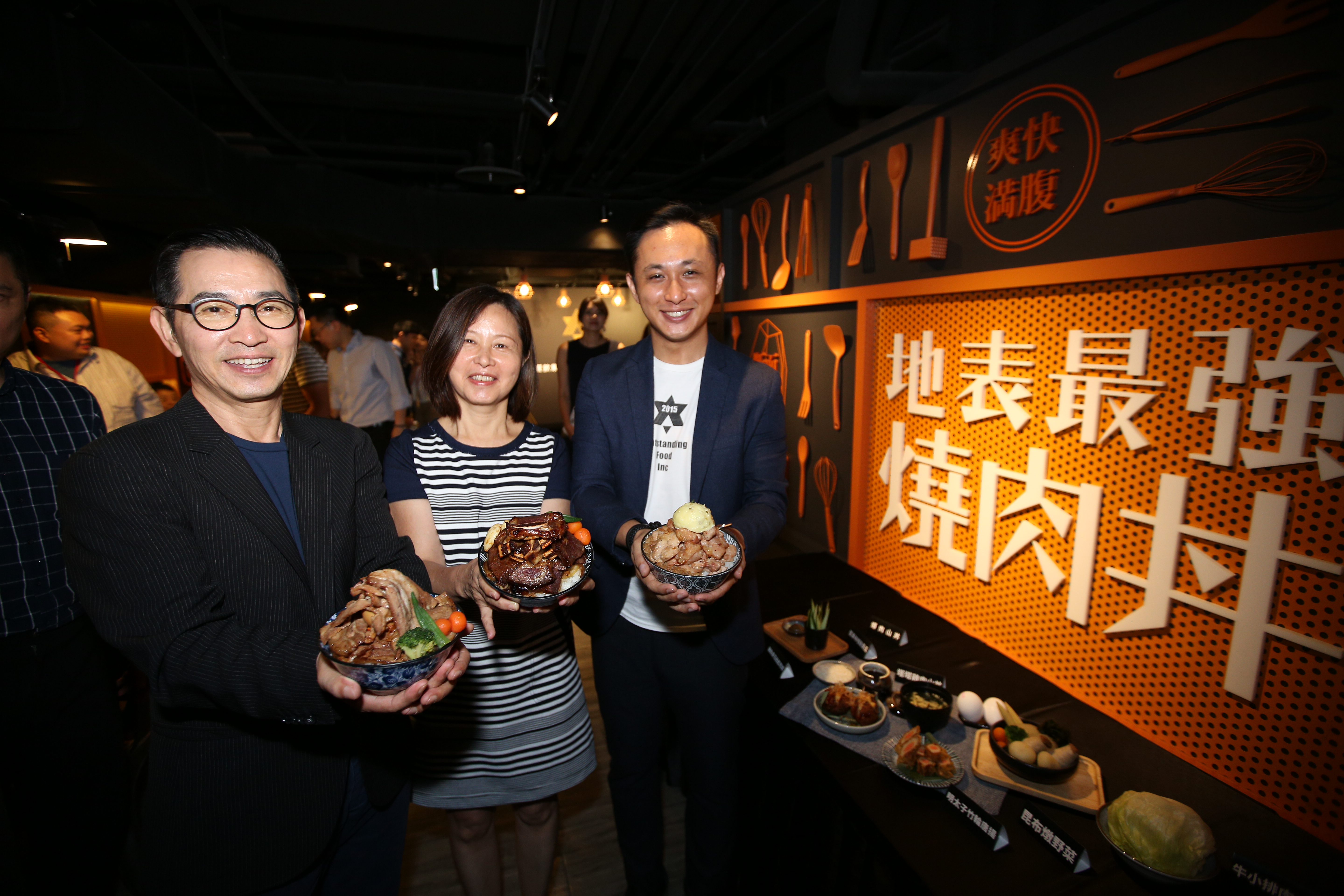 楊哲瑋（右）創業時，父親楊濟華（左）不只提供意見，媽媽廖惠清（中）還跟他到上海，幫忙管理廚房事務。