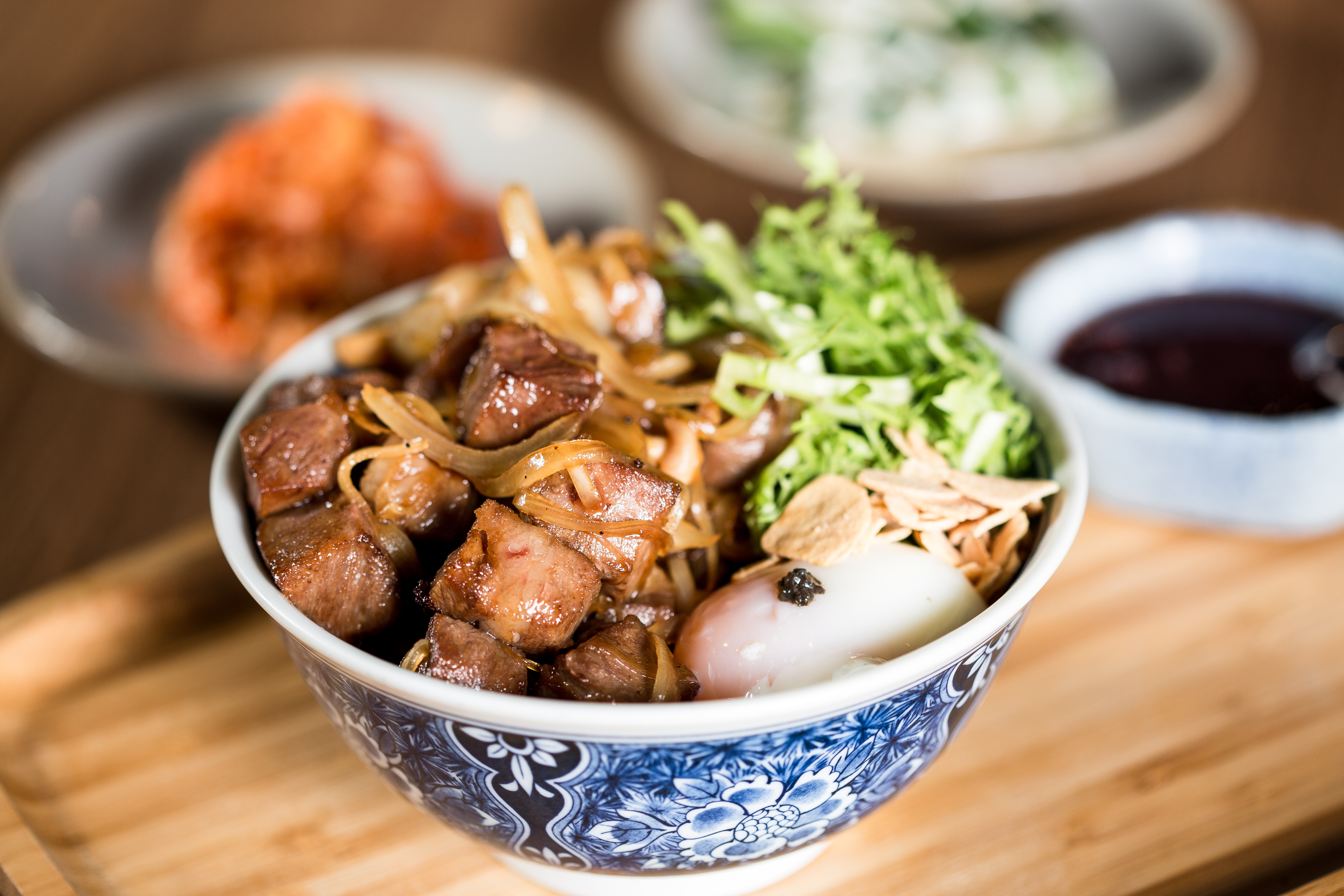 2014年開丼開始轉型，以牛肉其他部位推出各種燒肉丼，例如骰子菲力牛至今仍是熱賣品項。（300元）