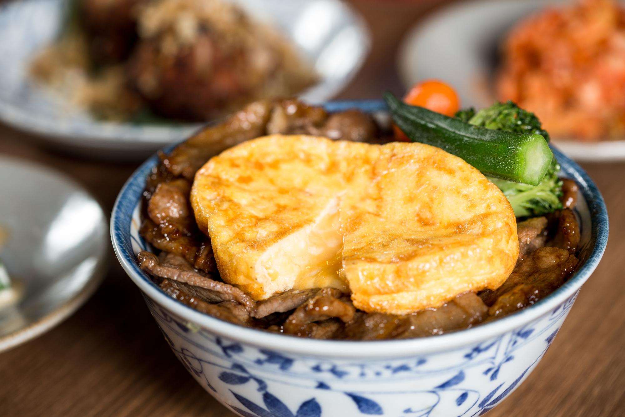 開丼推出不少創意燒肉丼,引領業界跟風,像歐母蛋起司燒肉丼就是日式結合西式,很有新意。(250元/牛,230元/豬)