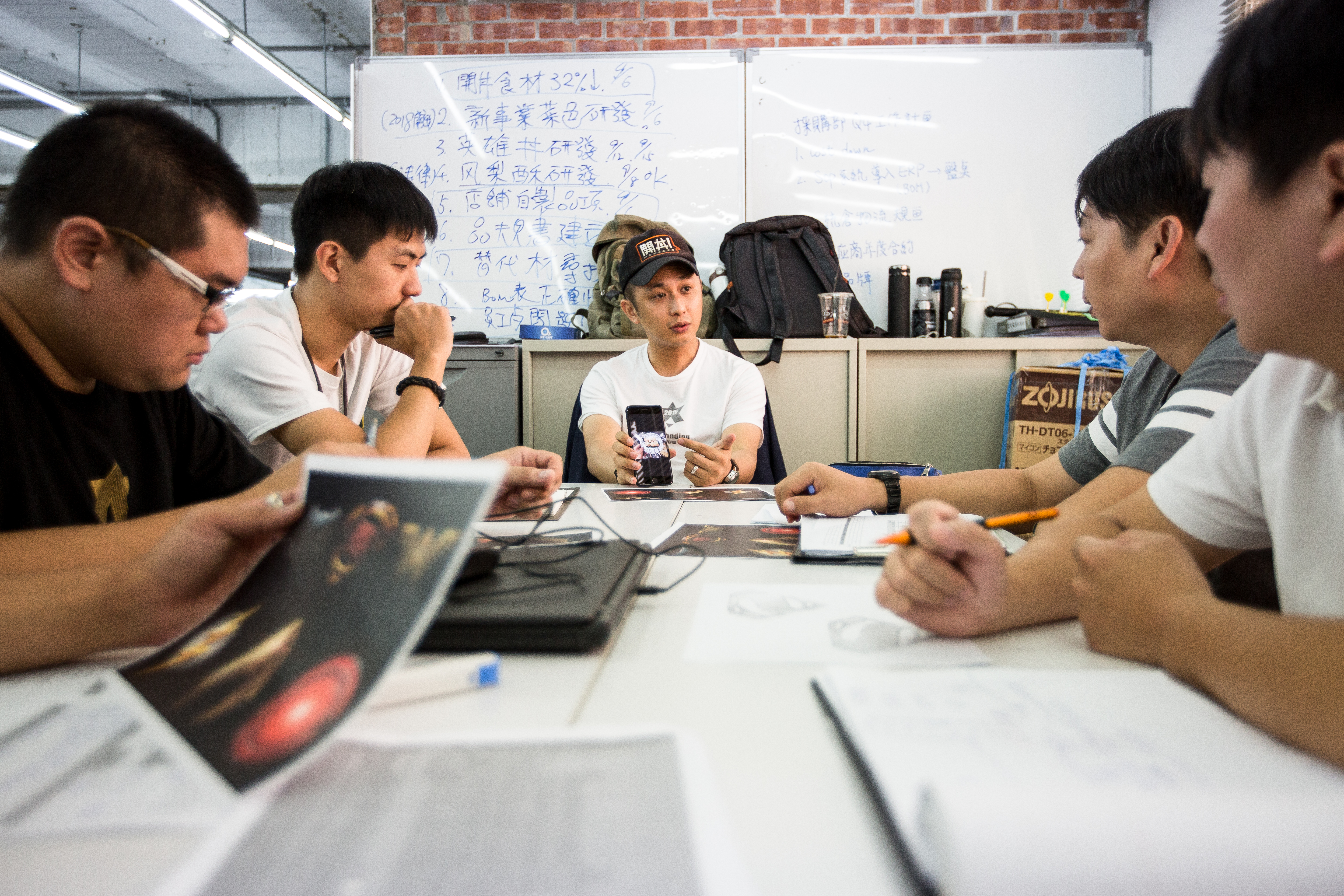 2014年楊哲瑋（中）從每家店拉員工進總部當核心幹部，因為大家皆有門市經驗，建議漲價、換菜單的轉型計畫，也讓開丼起死回生。