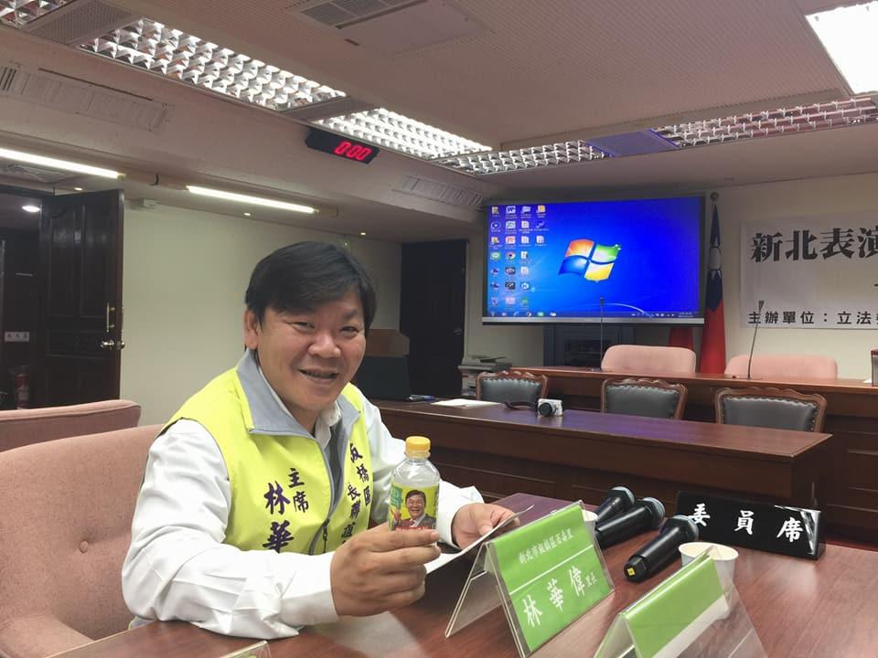 林華偉在當地連任4屆,將爭取參選明年的板橋區市議員。(翻攝畫面)