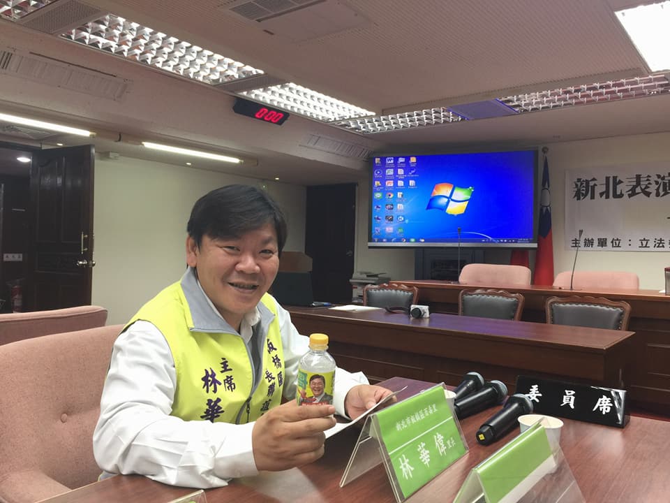 林華偉在當地連任4屆，將爭取參選明年的板橋區市議員。（翻攝畫面）
