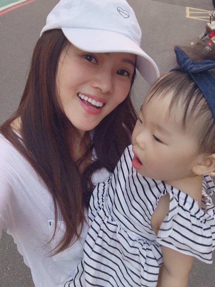 伊能靜與小10歲演員秦昊結婚，生下女兒小米粒後在育兒節目廣受關注，伊能靜大方以素顏入鏡，展現為人母的一面。（翻攝網路）