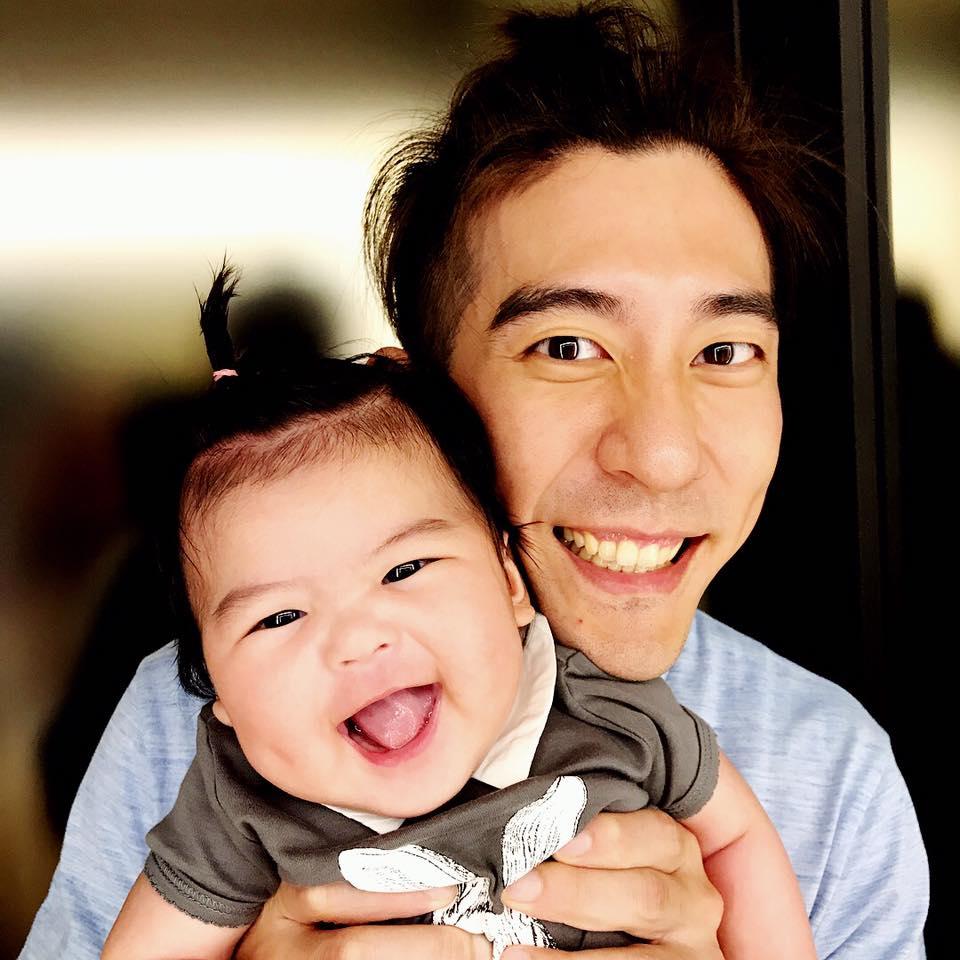 修杰楷與賈靜雯結婚後,靠2個寶貝女兒咘咘與Bo妞,變身型男老爸,成為廠商邀約紅人,大搶奶粉錢。(翻攝網路)