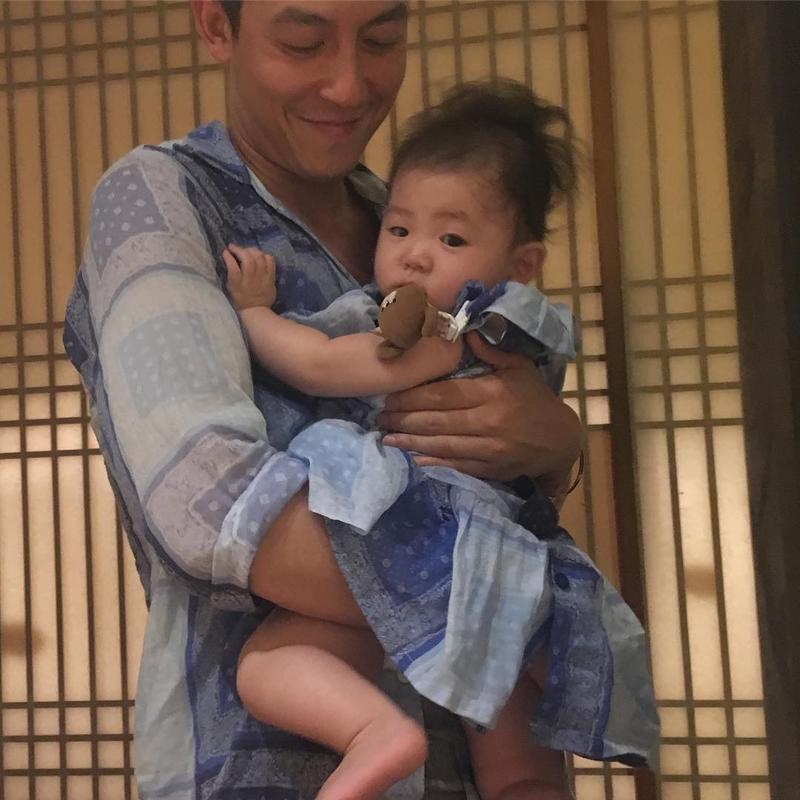 陳冠希與秦舒培未婚生下愛女Alaia,一家三口天天過得很開心,出外工作也靠網路跟她視訊,流露人父慈愛貌。(翻攝網路
