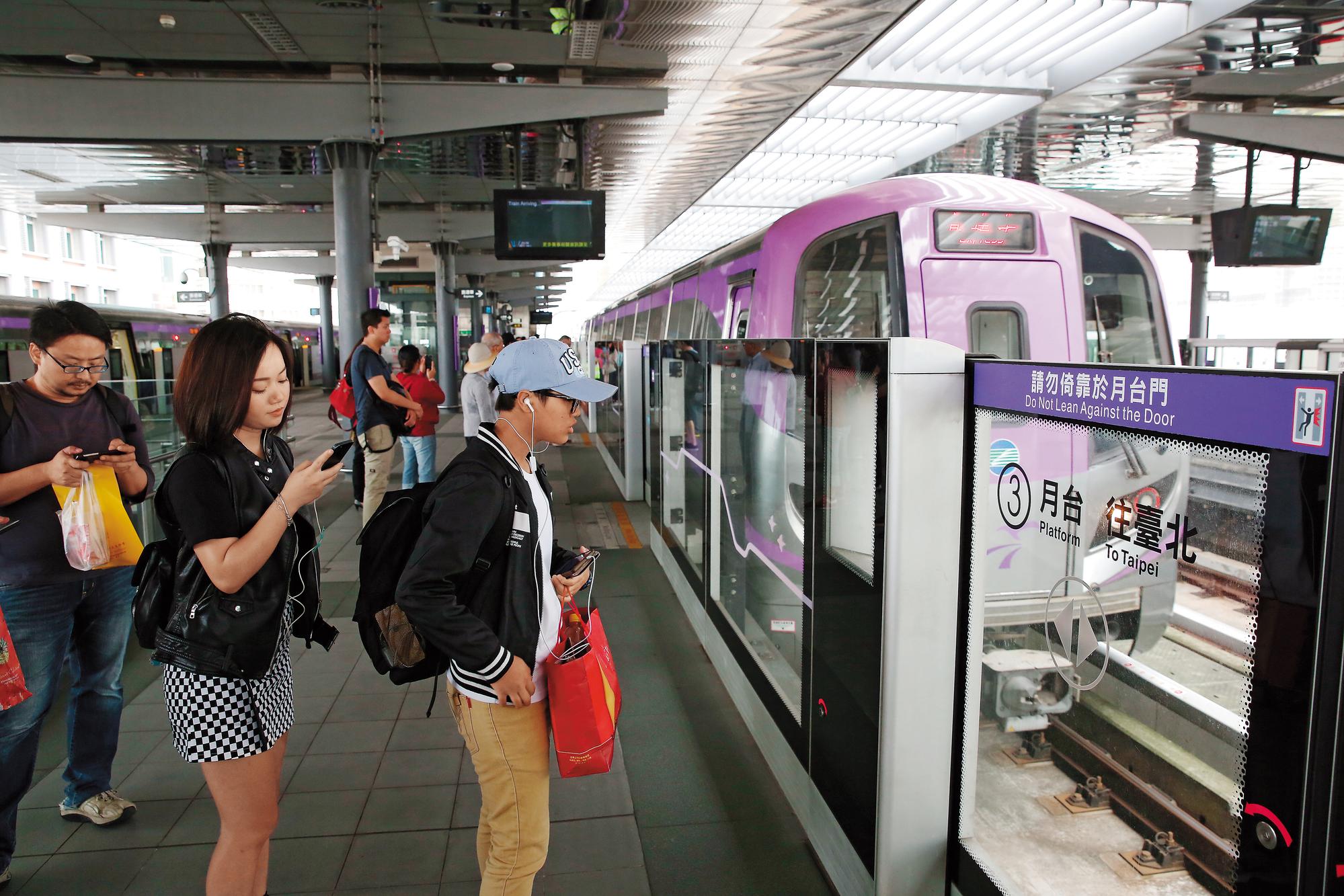 雙子星大樓未趕在機場捷運通車前落成，連帶影響機捷搭乘人潮。