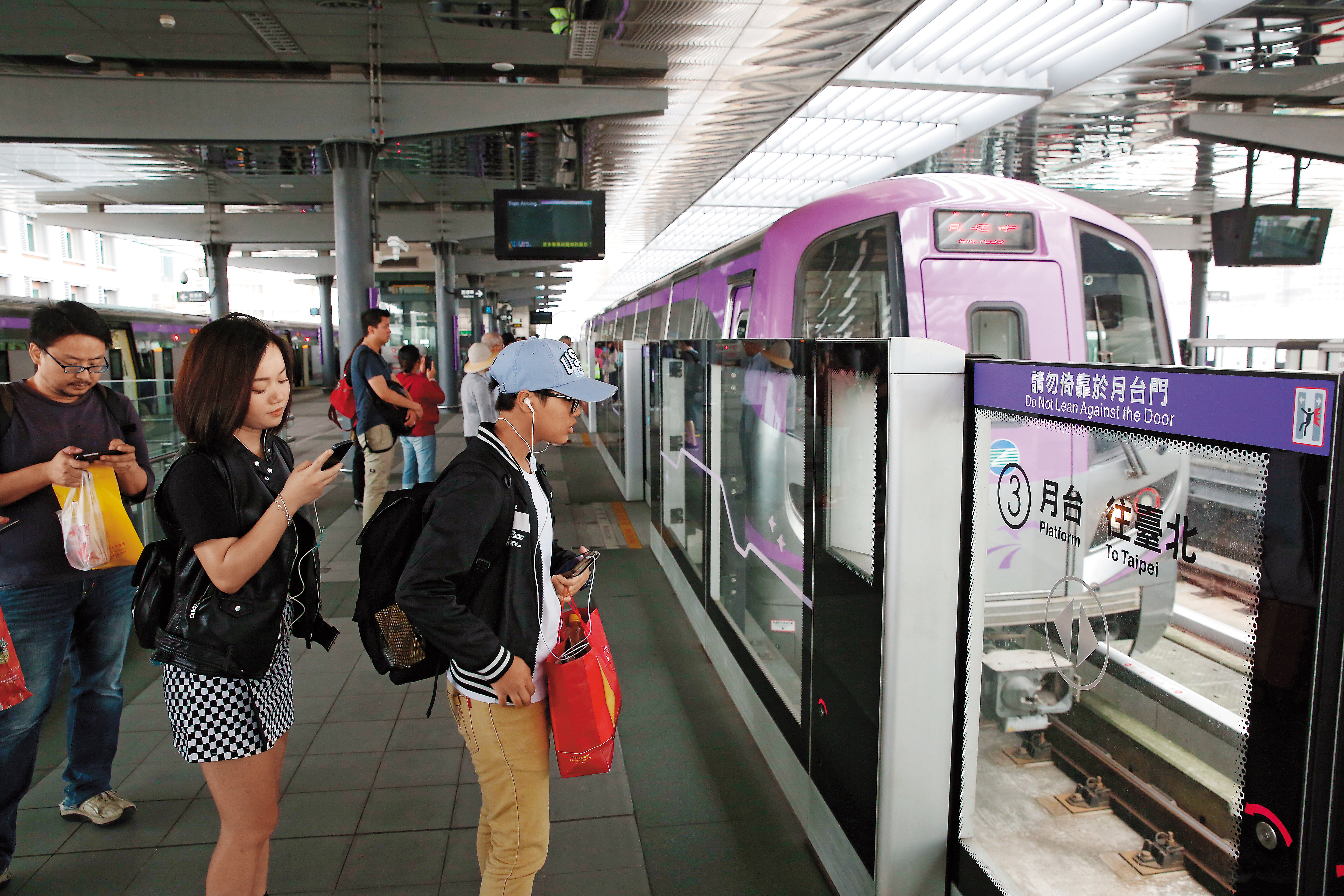 雙子星大樓未趕在機場捷運通車前落成，連帶影響機捷搭乘人潮。