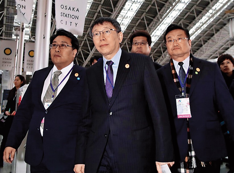 柯文哲赴日本大阪觀摩後，認為台北捷運未將捷運站與商業集中地結合，殊為可惜，也因此決定強勢主導雙子星開發案。（台北市政府提供）