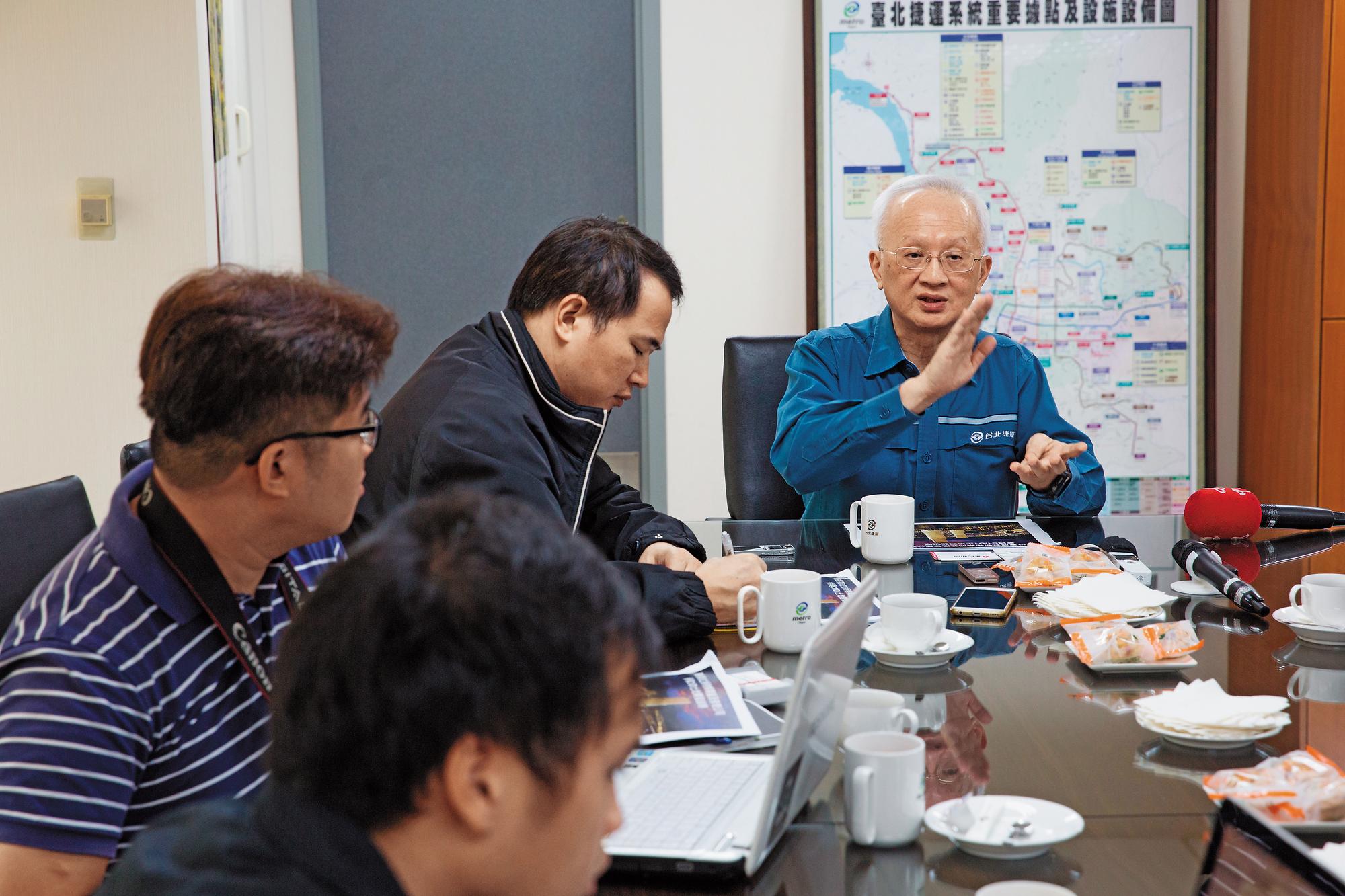 北捷董事長董瑞斌(右)認為,北捷要永續經營,必須發展可長可久的副業。