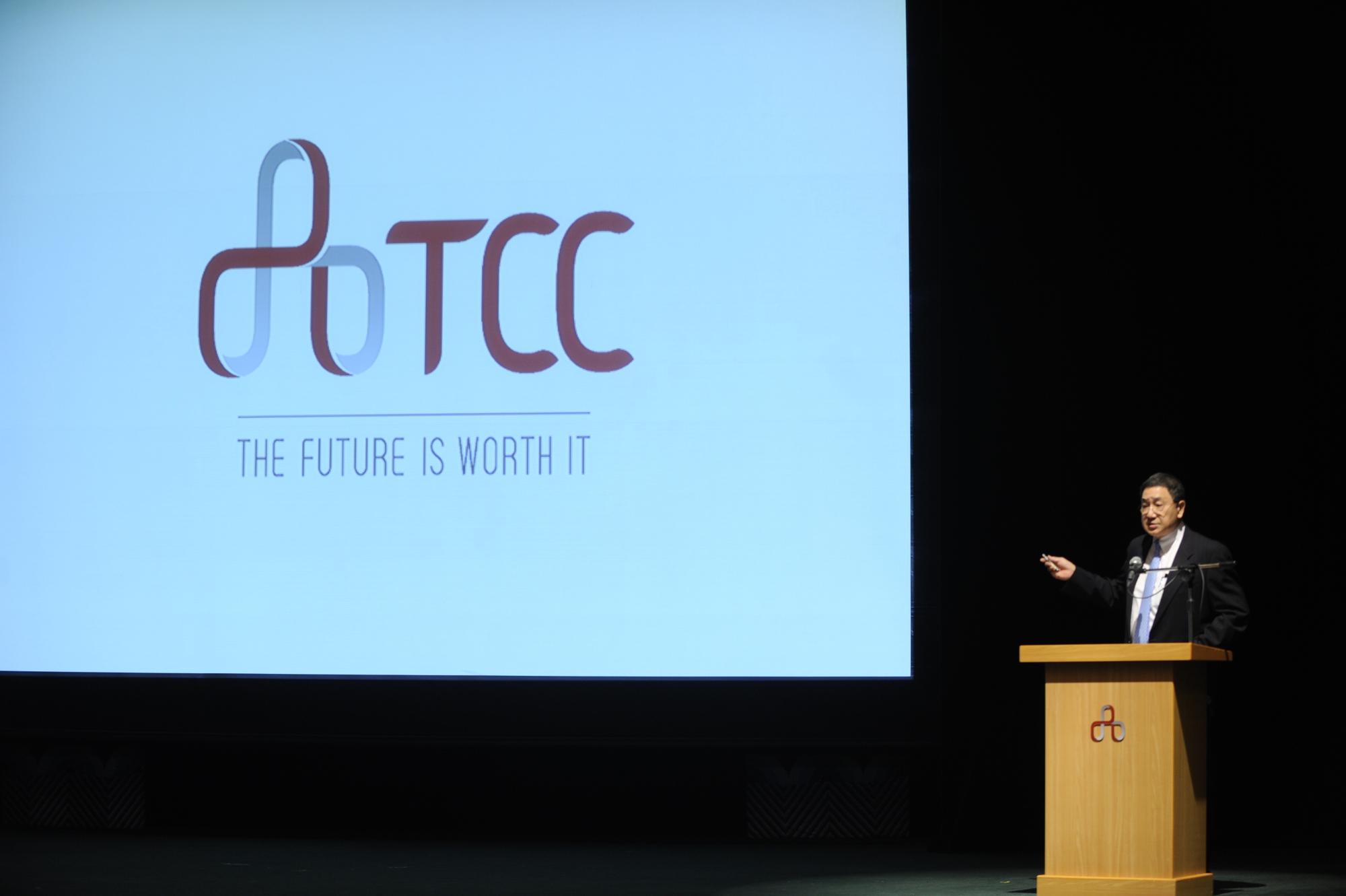 台泥董事長張安平在法說會上揭示全新企業slogan "The Future Is Worth It."。