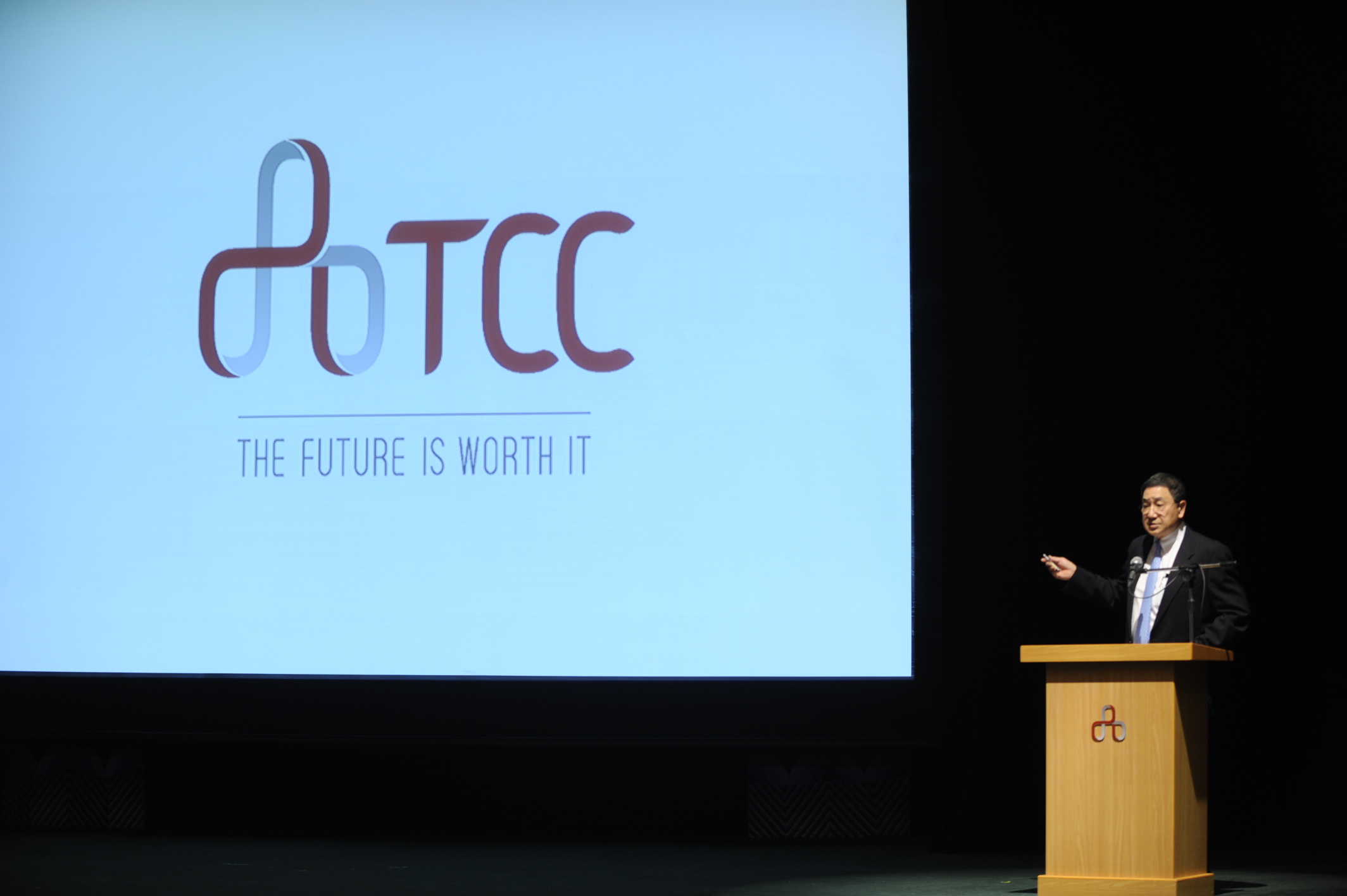 台泥董事長張安平在法說會上揭示全新企業slogan "The Future Is Worth It."。