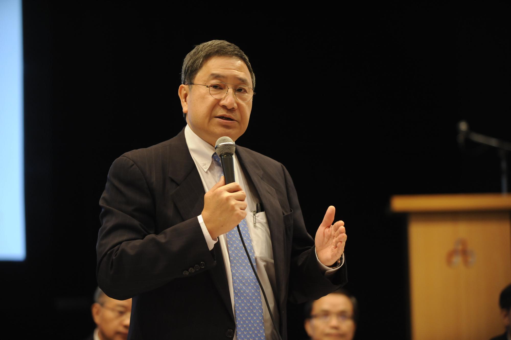 張安平接任台泥董事長後，首度主持法說會。
