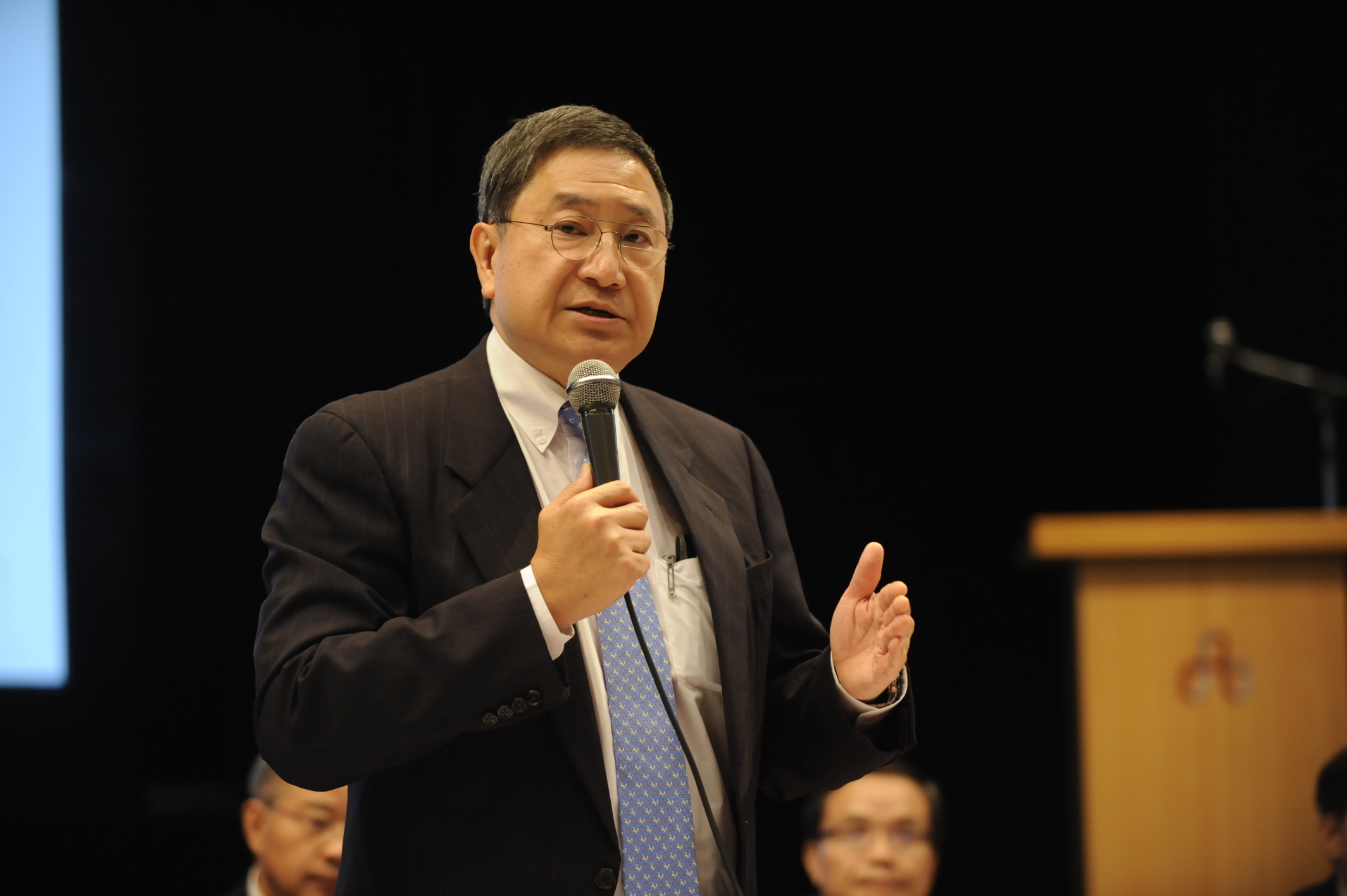 張安平接任台泥董事長後，首度主持法說會。