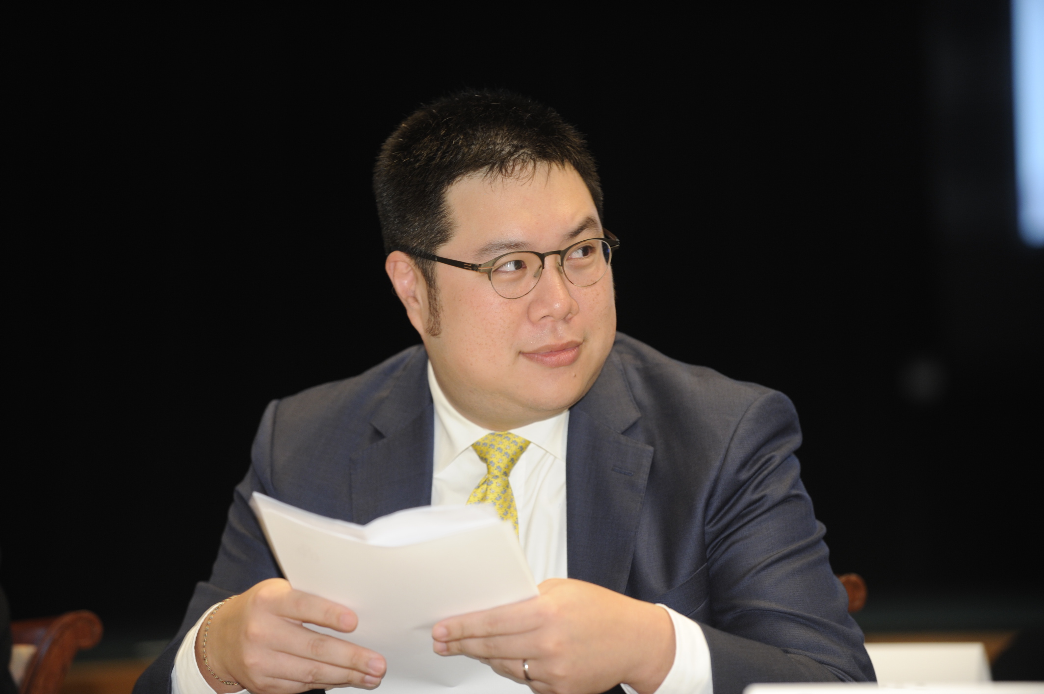 辜家第四代、台泥國際總經理辜公怡今日也出席法說會，說明台泥國際下市案進度。