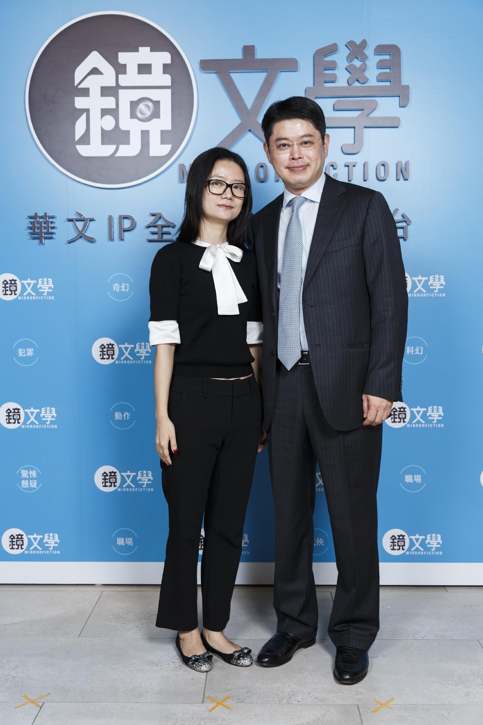 以《步步驚心》走紅華人世界的作家桐華(左),鮮少拍照接受訪問,此次專程為鏡文學記者會來台。(右為盛大總裁、鏡文學董事邱文友)