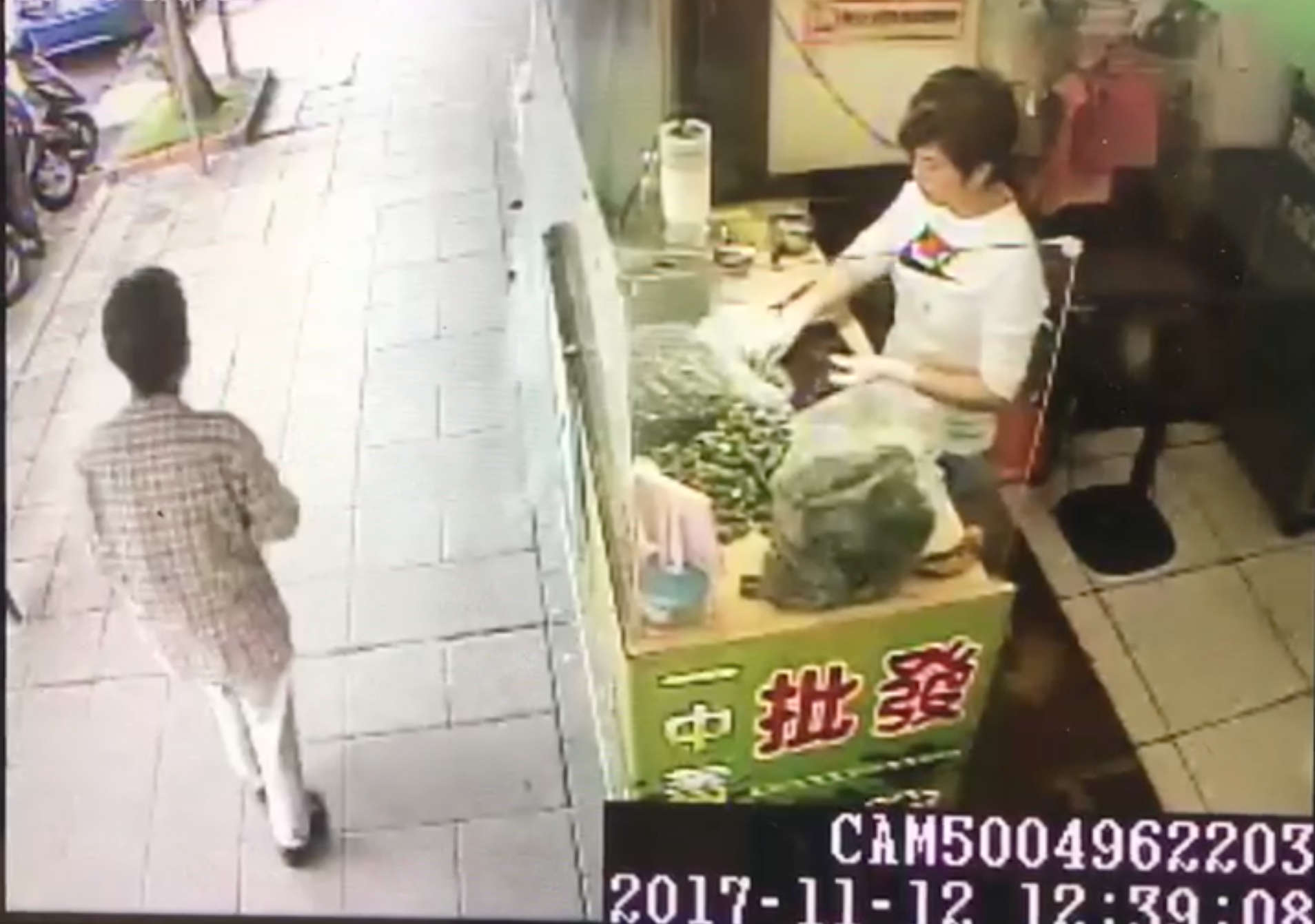 莊姓老婦的最後身影，今（14）日早上被女兒發現陳屍廚房。（警方提供）