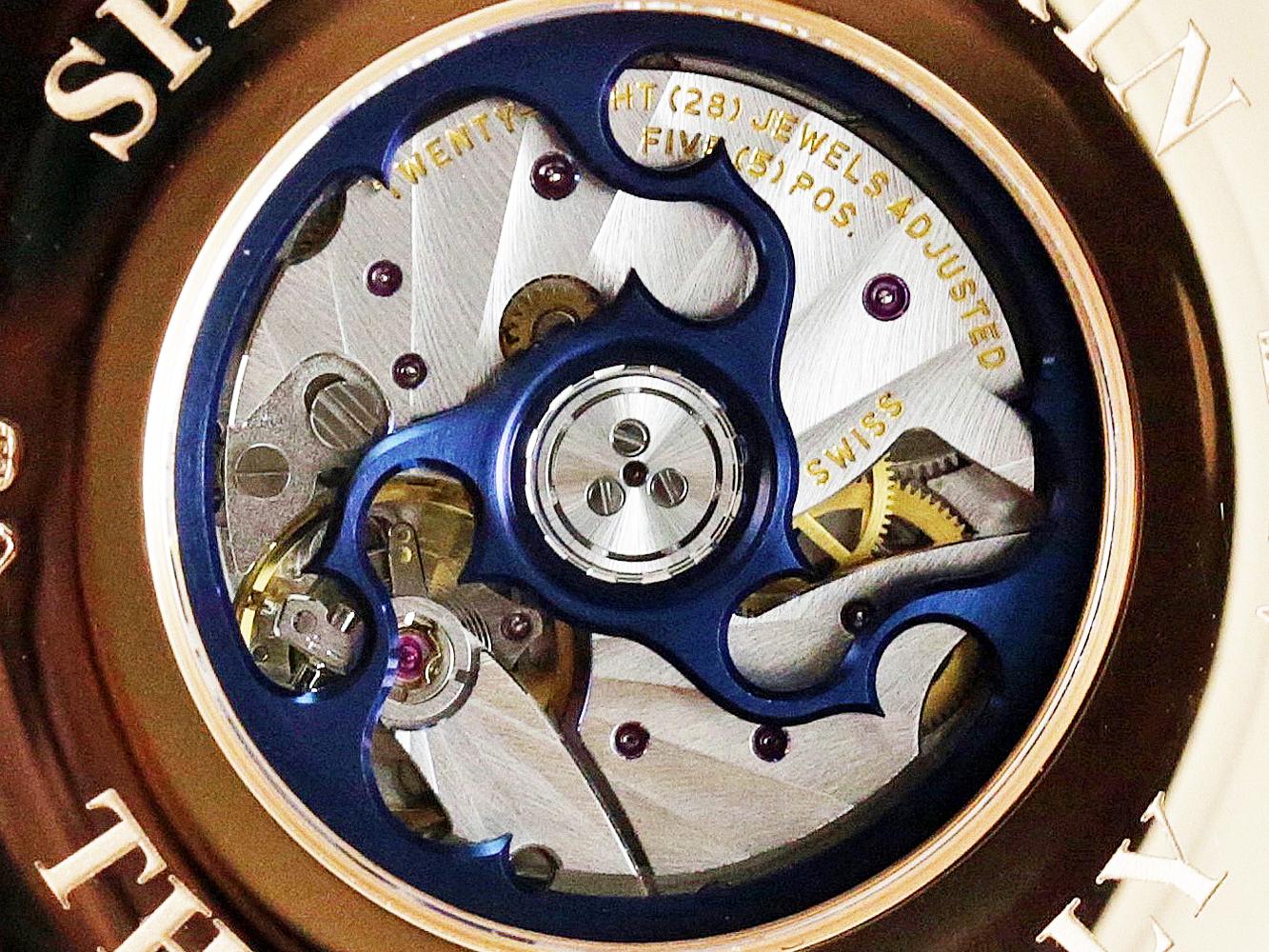此款腕錶所搭載的機芯，是以VAUCHER Cal.3002自動上鍊機芯為基礎，再經大幅修飾並更換自動盤。