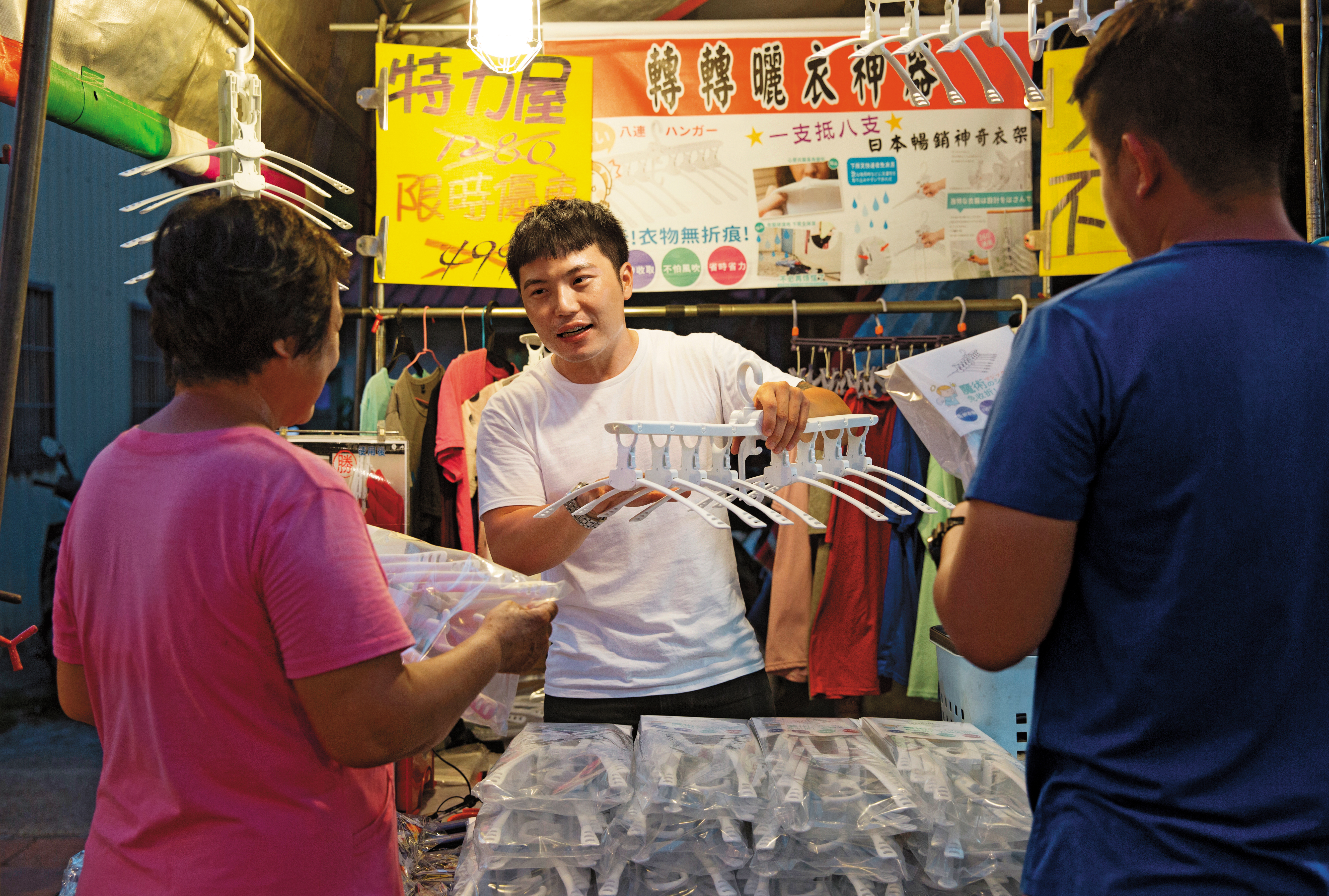 莊致鴻直到當了攤販之後，才順利克服口吃缺陷。提到叫賣的訣竅，他說一定要先學著厚臉皮，不能扭扭捏捏怕人笑。
