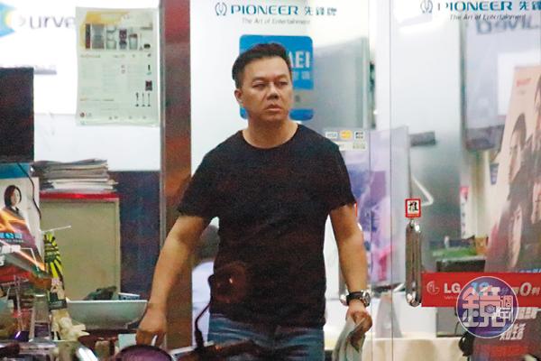 白色凱燕哥拿著一疊目錄回到車上與黃若薇討論,讓人不禁聯想莫非是2人喜訊將近。