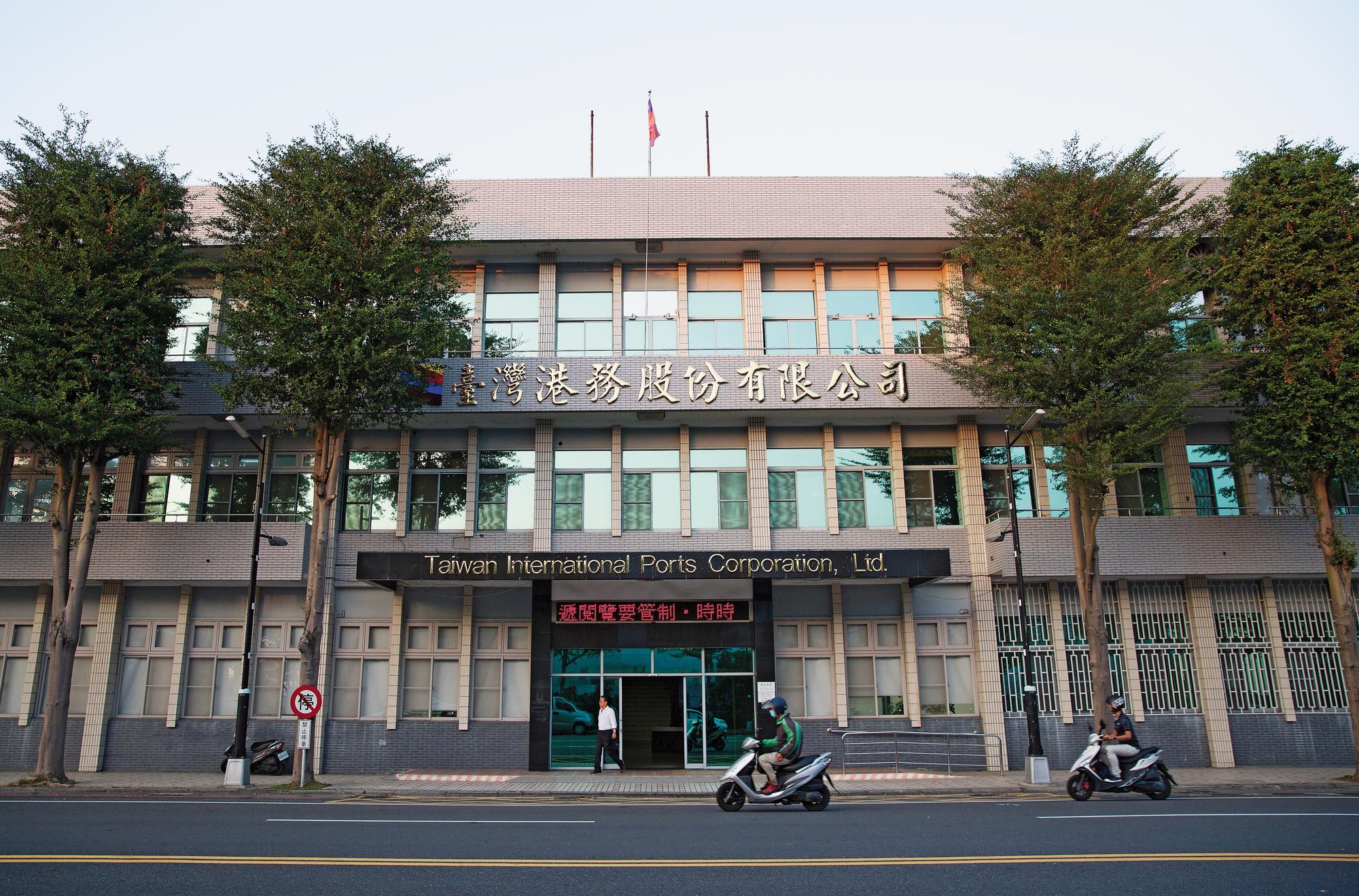 台灣港務公司被批拖船業務獨厚特定公司,有圖利之嫌。