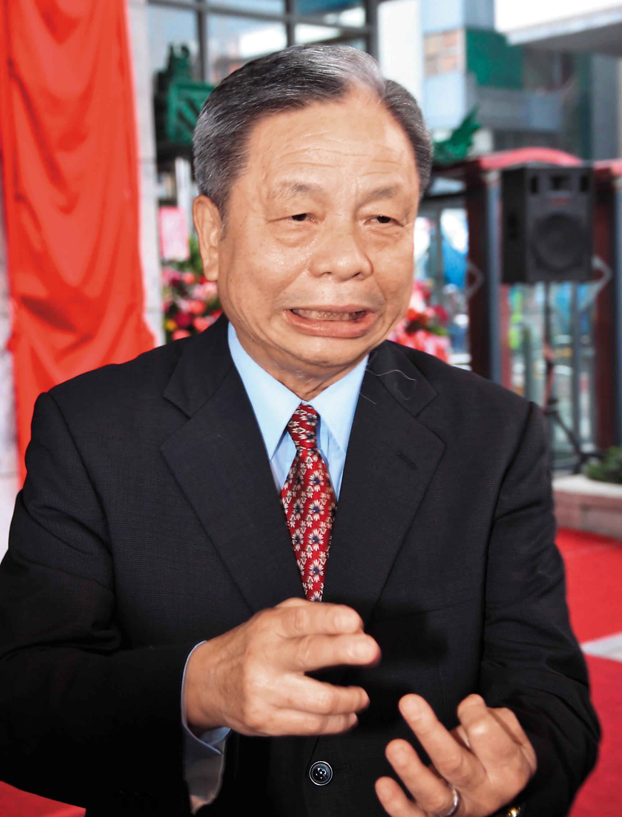 前港務公司董事長蕭丁訓,將委外業務改為「通通有獎」。(中央社)