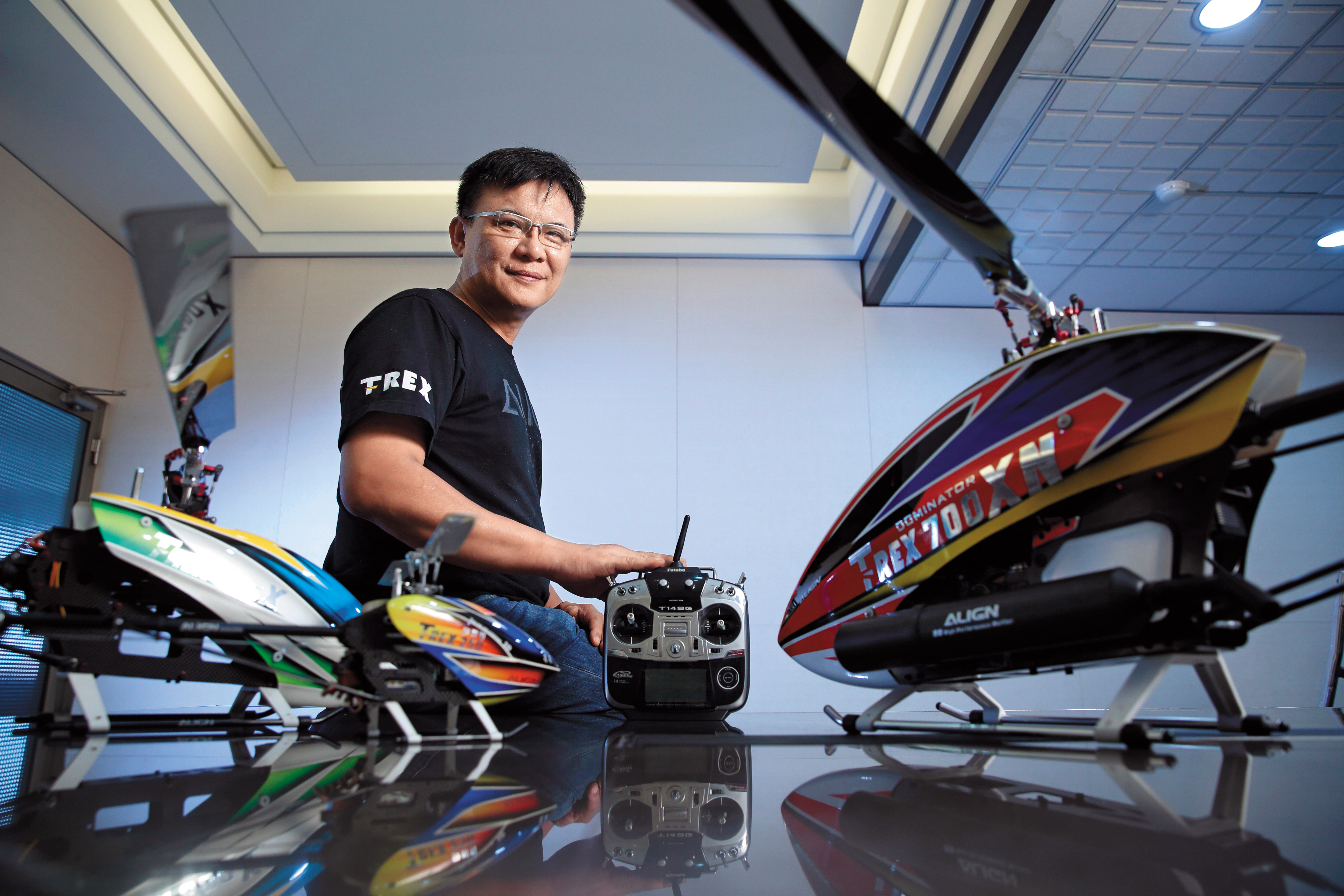 亞拓董事長杜大森在住家地下室創業起家，如今做到全球遙控直升機市占7成。