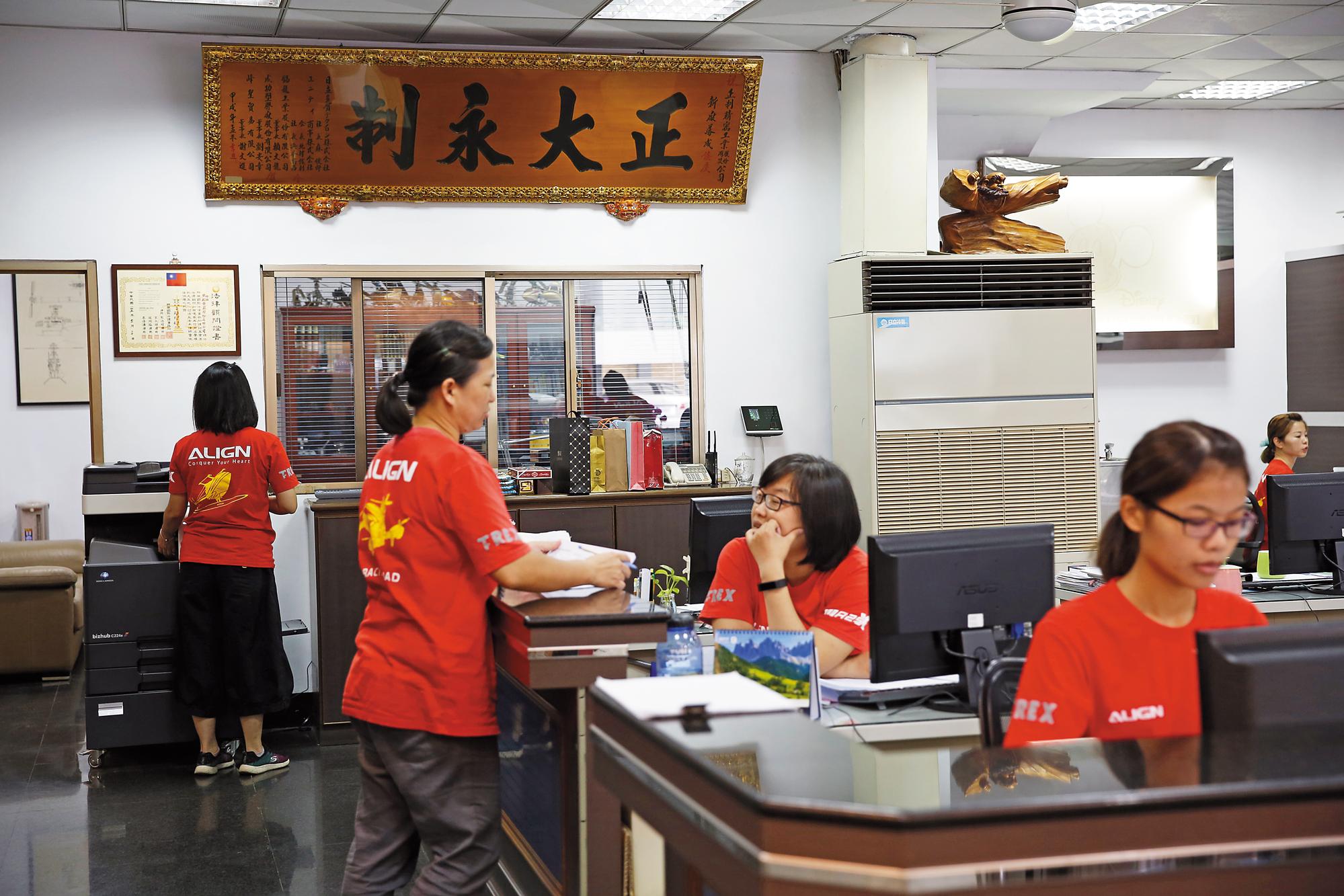 亞拓職員清一色穿著T恤上班。