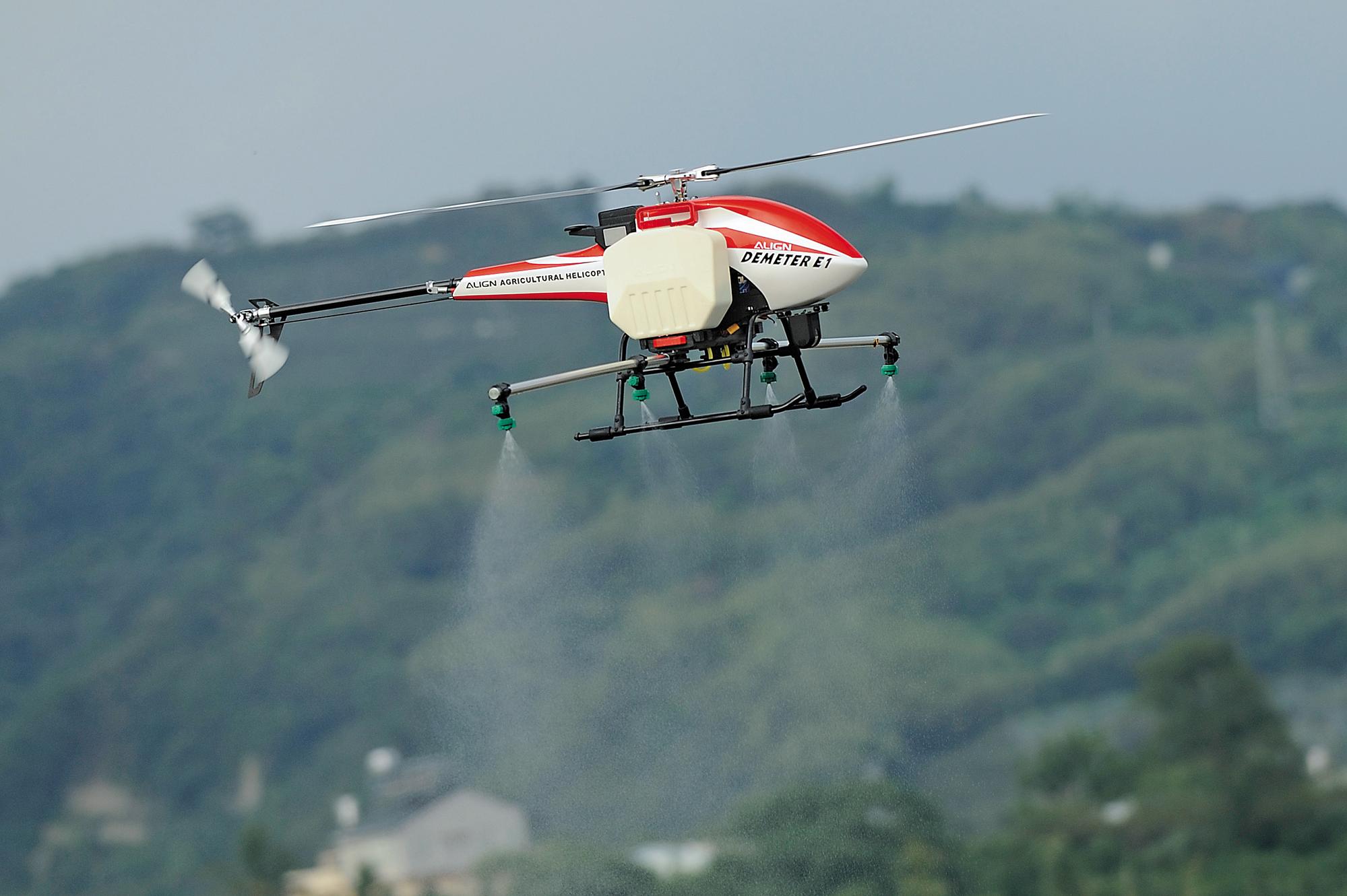 亞拓新推出的電動植保機,可以自動定位、定高,能作為農用,也可當空拍機和勘查吊掛機。