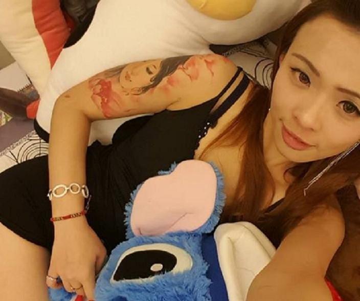 酒駕撞死人的顏姓酒女,賓士車撞得稀爛,肇逃百餘公尺就拋錨。(翻攝自臉書)