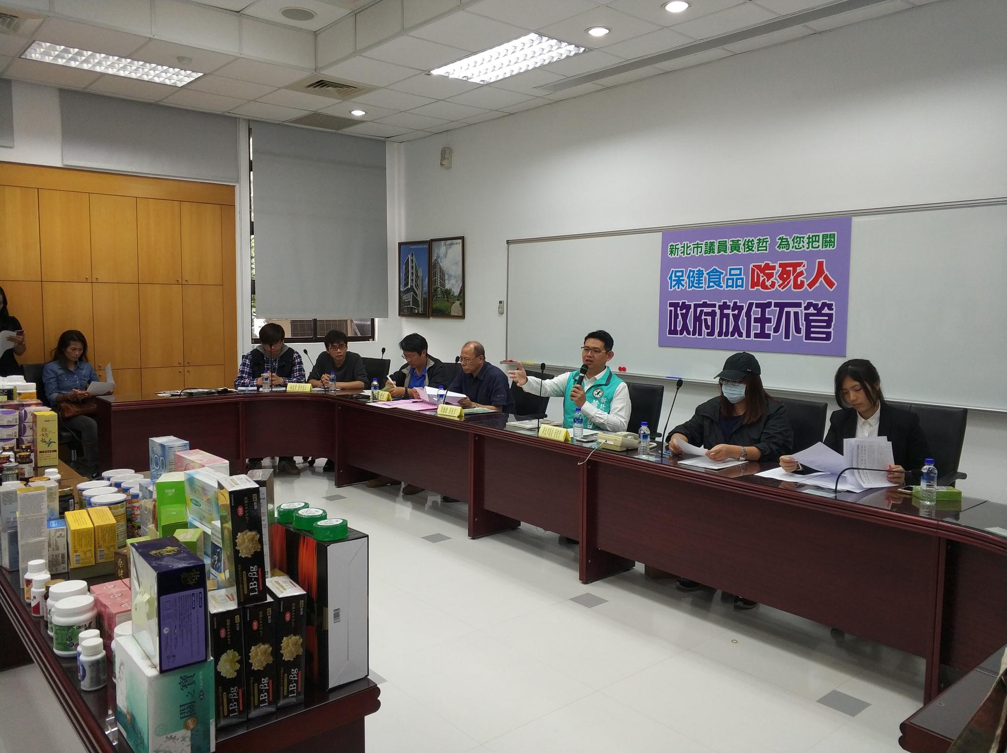 黃俊哲陪同陳情人召開記者會,痛批政府放任直銷商違法銷售。