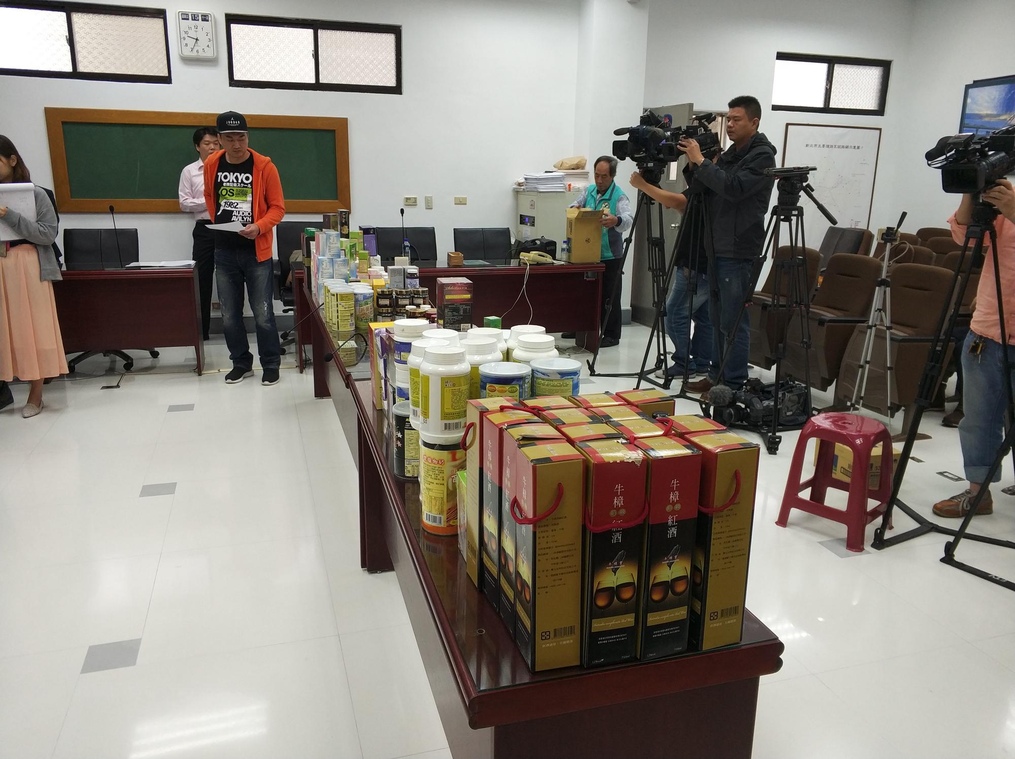 記者會現場擺放800多罐保健食品,令人怵目驚心。