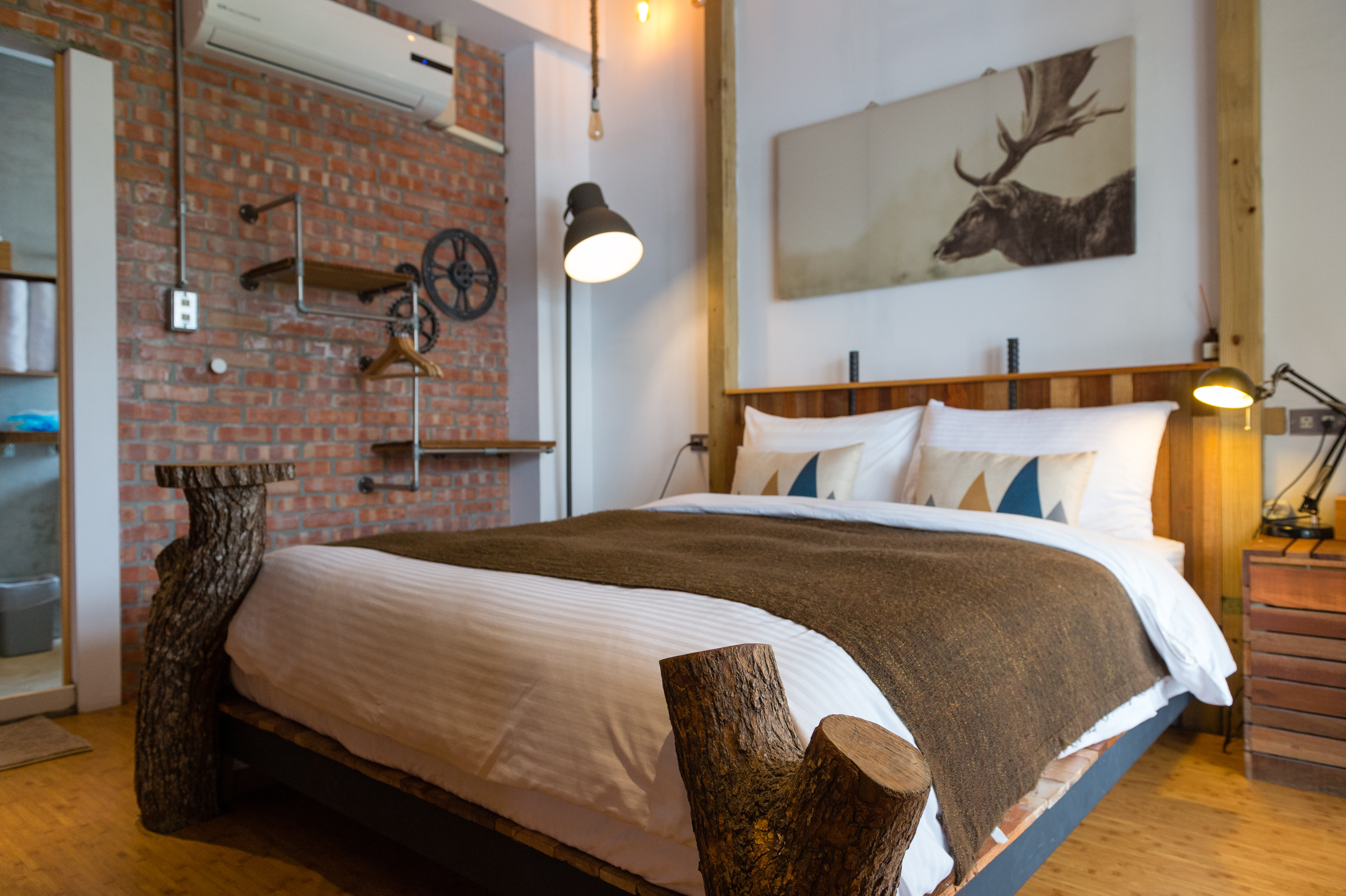 這間客房從床架到牆面充滿水電工的突發奇想。