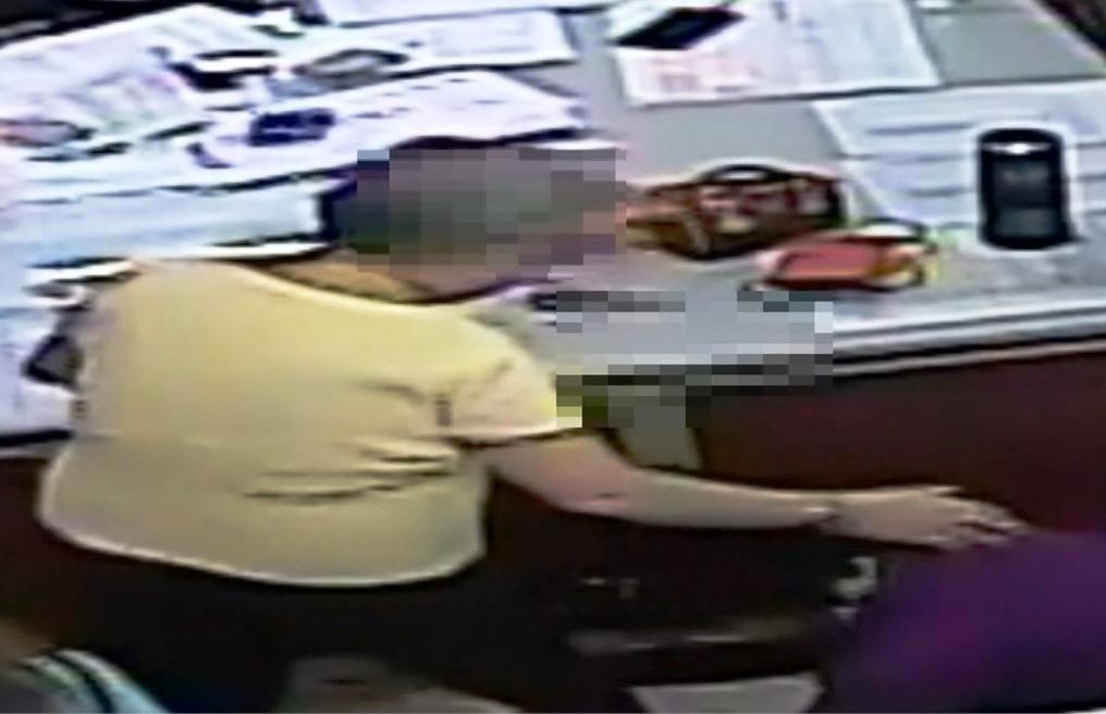 眼看行竊事跡敗露，施婦在警局突然對著被害阿嬤下跪痛哭，讓阿嬤不知所措。（警方提供）