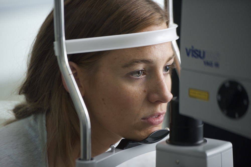 布蕾克飾演一個盲女，最初的她看來相當樸實，就像個路人甲。（龍祥提供）