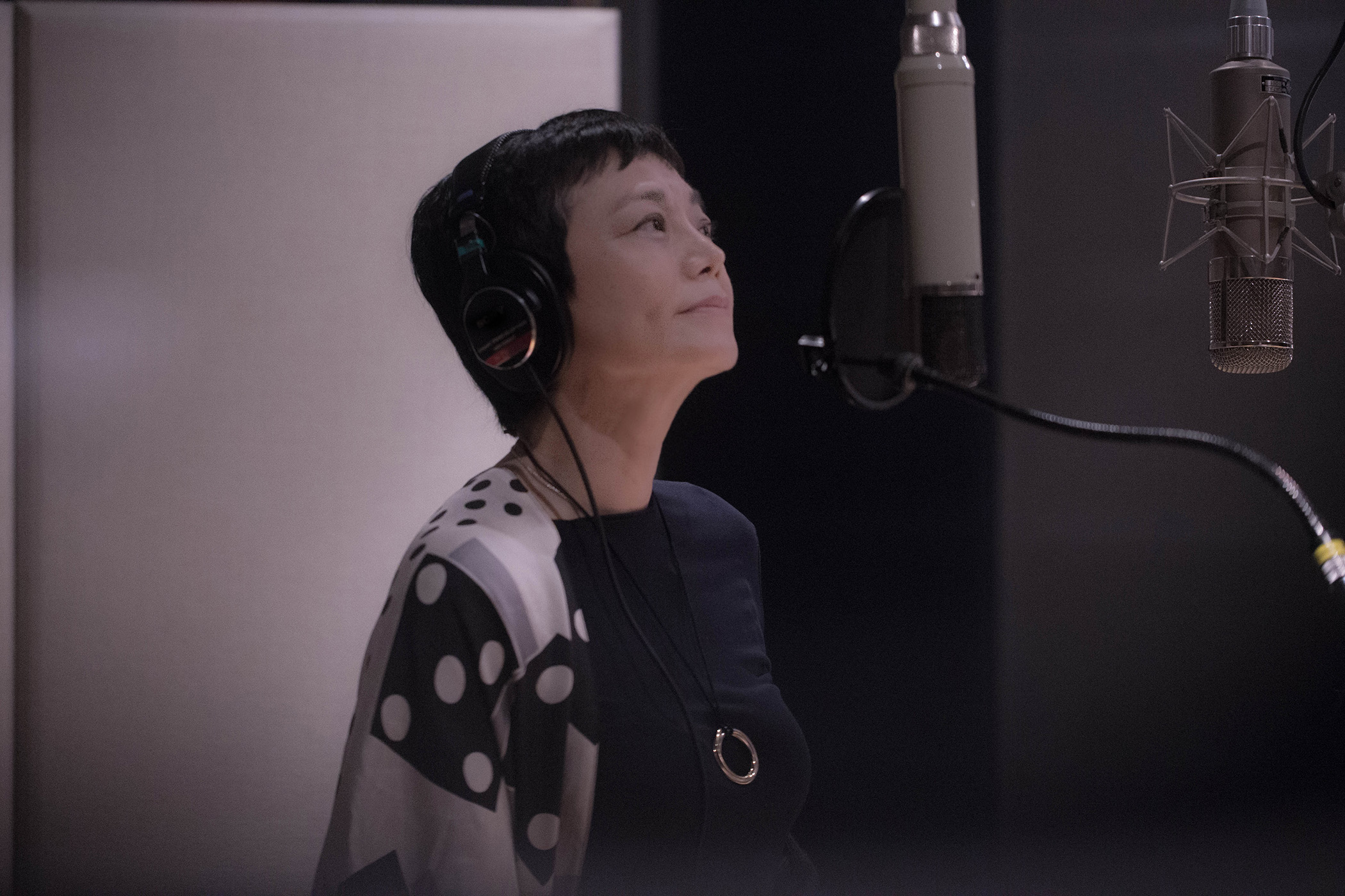 久未開金口唱歌的張艾嘉演唱〈最愛〉兩句經典歌詞,呼應31年前自編自導自演的電影《最愛》。(潮水音樂提供)