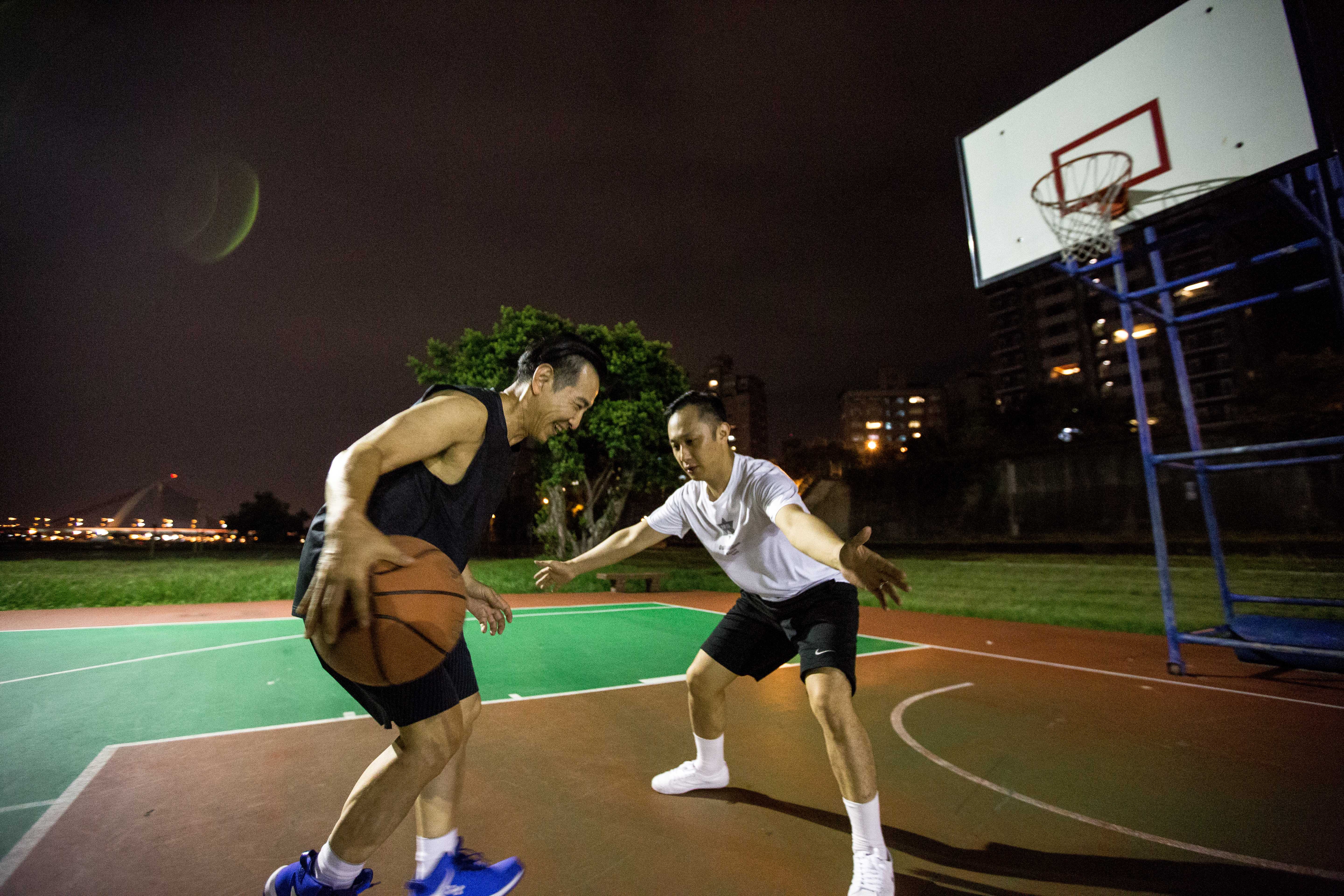 楊哲瑋（右）和楊濟華（左）父子倆至今仍常一起打籃球，面對永遠的競爭對手兼偶像，楊哲瑋總全力以赴，絲毫不放水。