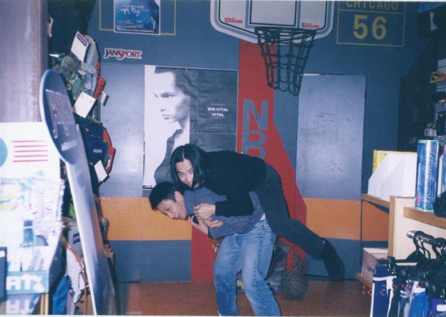 楊哲瑋小學（下）就曾陪父親楊濟華（上）一起經營「飛人運動精品公司」。（楊哲瑋提供）