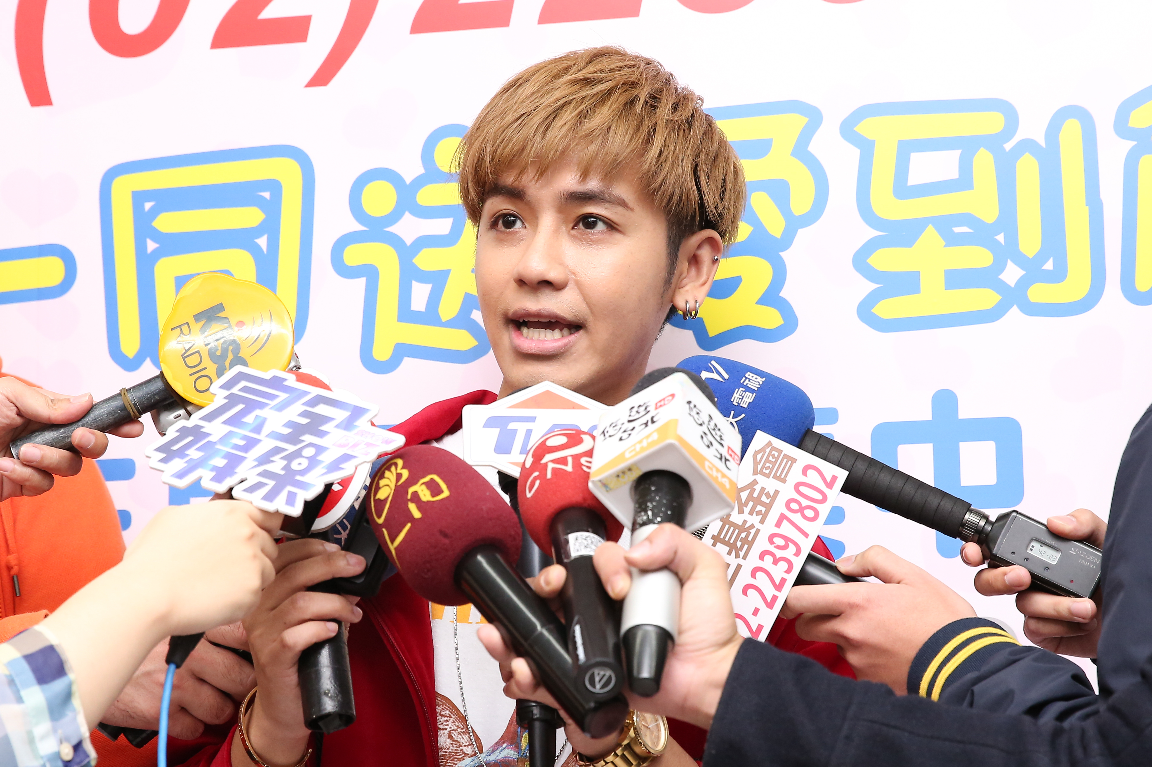 鼓鼓15日現身公益記者會，談到創作歌曲爆抄襲，透露已經向原唱愷樂及愷樂老闆小豬道歉。