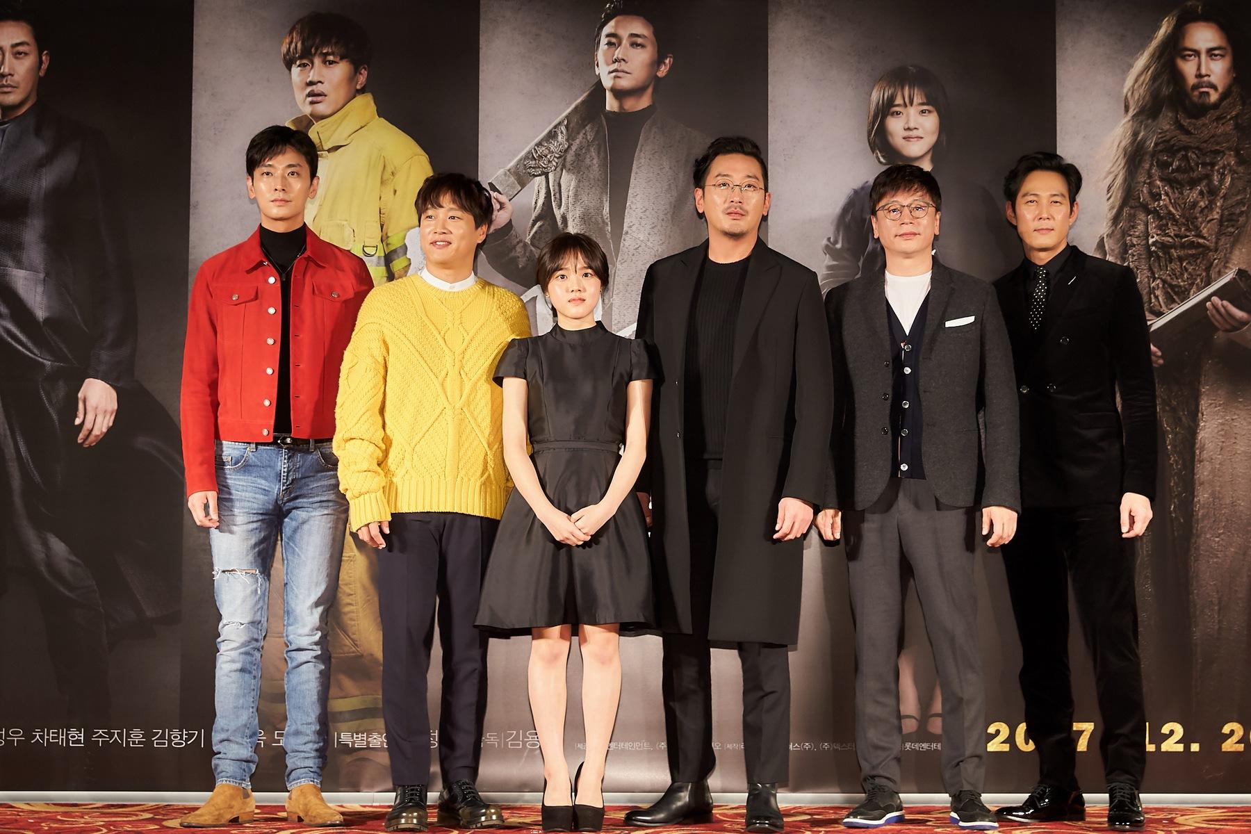 韓國年度大片《與神同行》舉行製作發表會，演員李政宰（右起）、導演金容華、河正宇、金香起、車太鉉、朱智勳連袂出席。（釆昌提供）