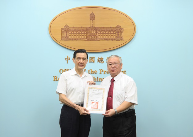 前總統府副祕書長熊光華（右），曾在總統府內接受陳慶男及財務顧問黃高明的陳情。　