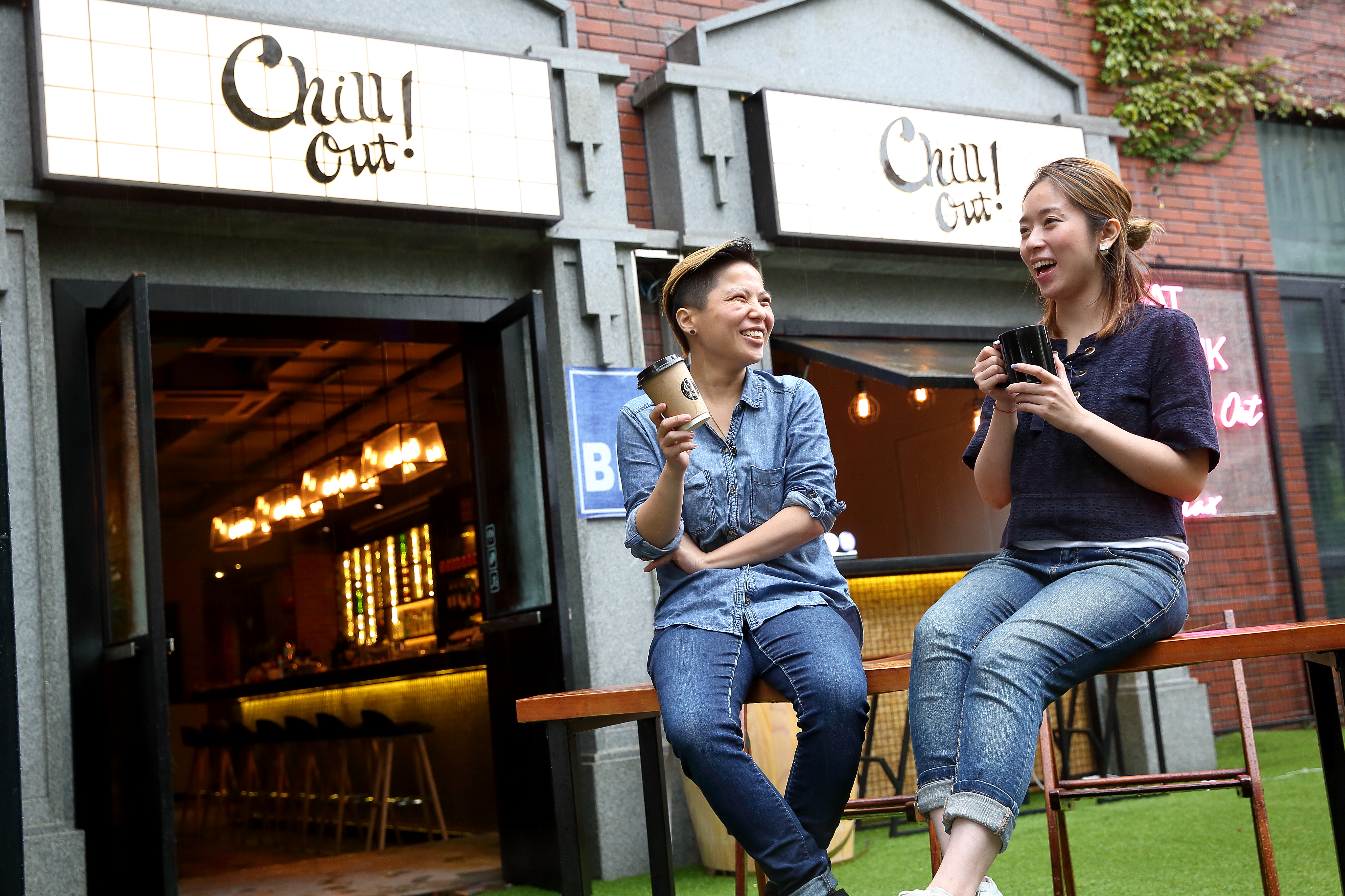 即使沒有富爸爸、富媽媽支持，吳琇愉（左）與張心瑜（右）憑著過人膽識與毅力登陸創業，證明7年級生絕非草莓族。