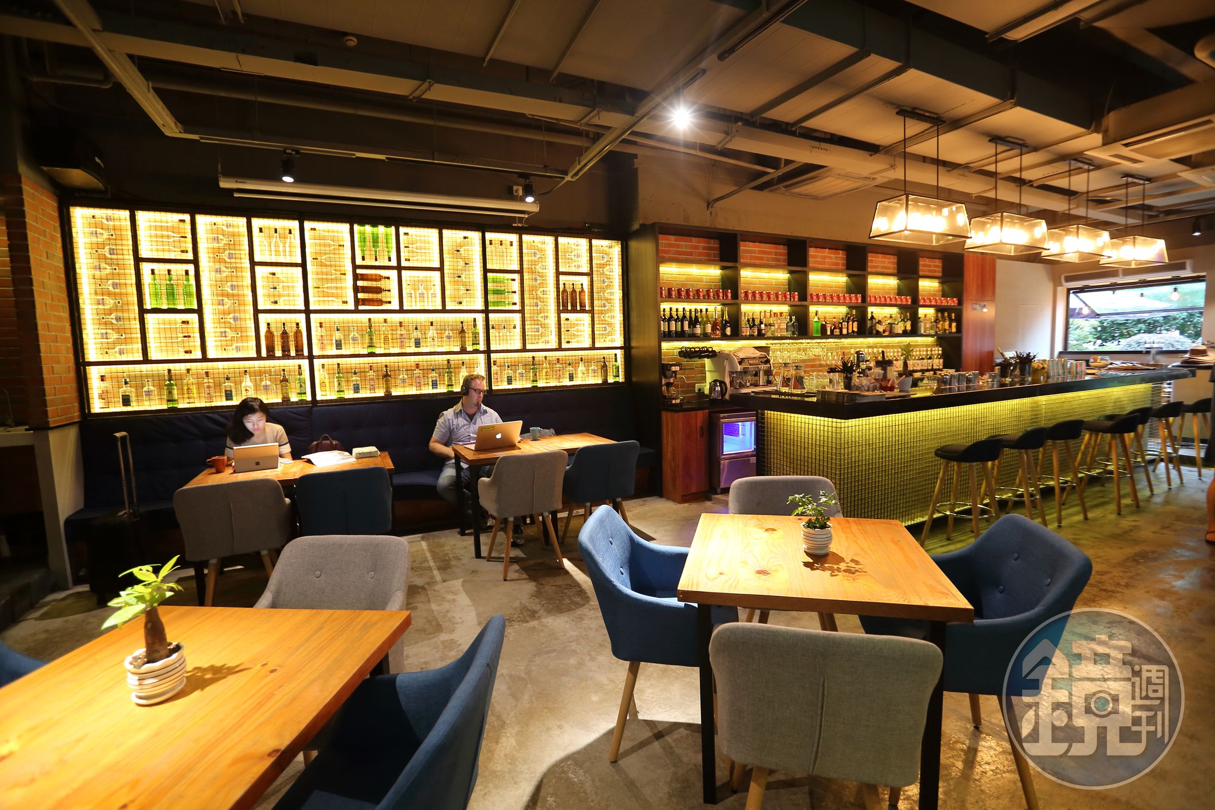 店內裝潢採用清水模地面與粗曠磚牆，營造鮮明工業風格。
