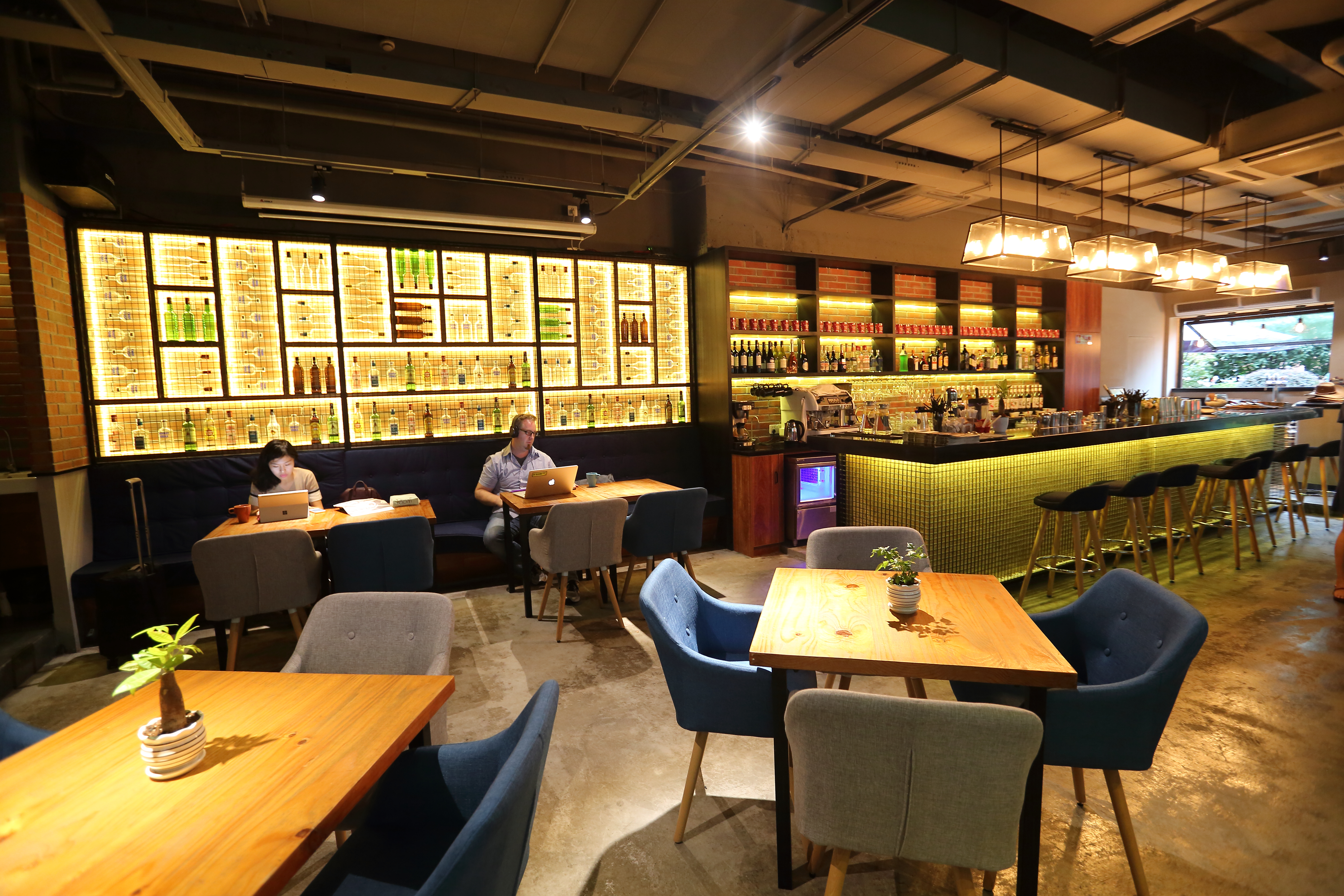 店內裝潢採用清水模地面與粗曠磚牆，營造鮮明工業風格。