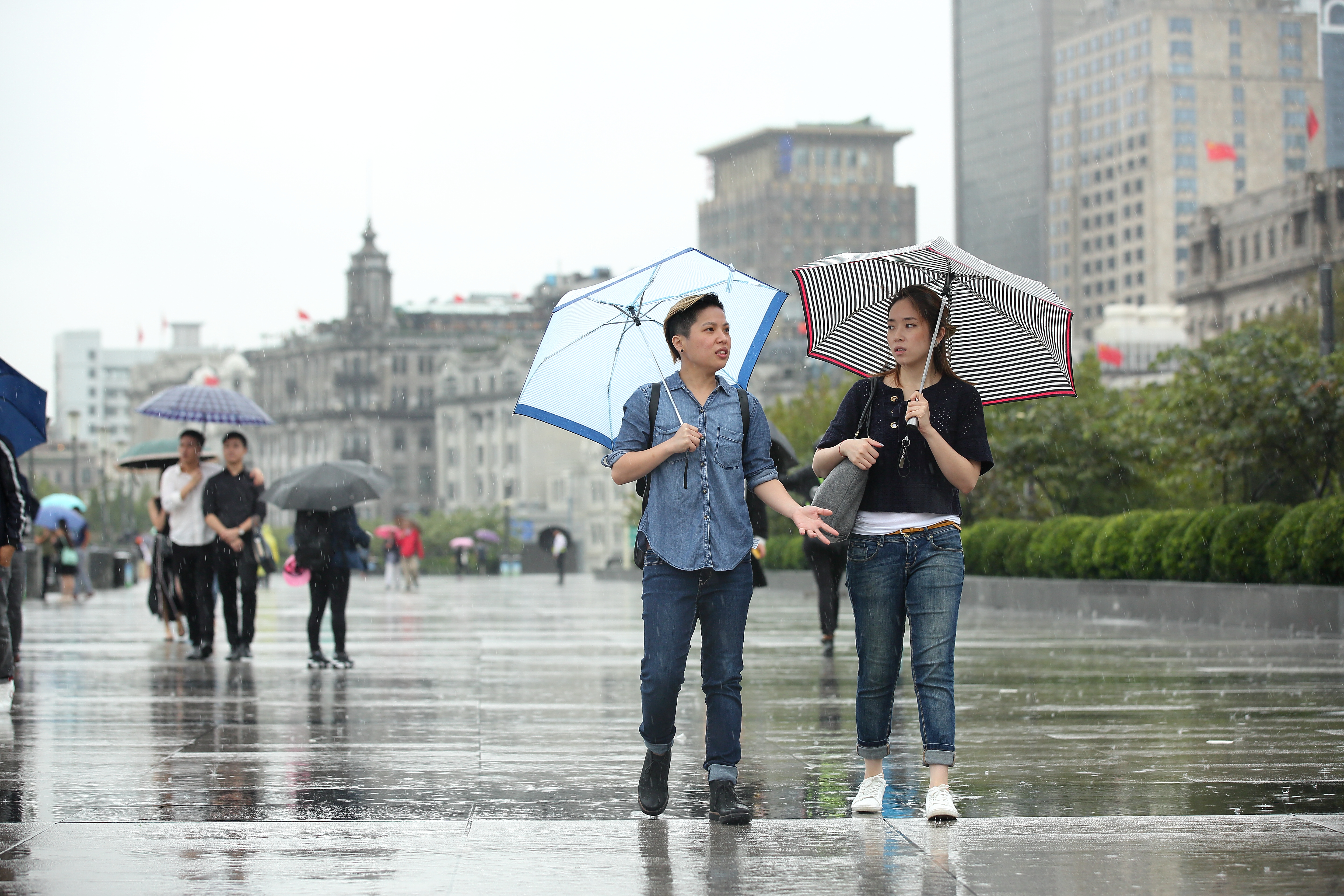 離鄉背井到上海打拚，吳琇愉（左）與張心瑜（右）一路相互打氣與扶持。